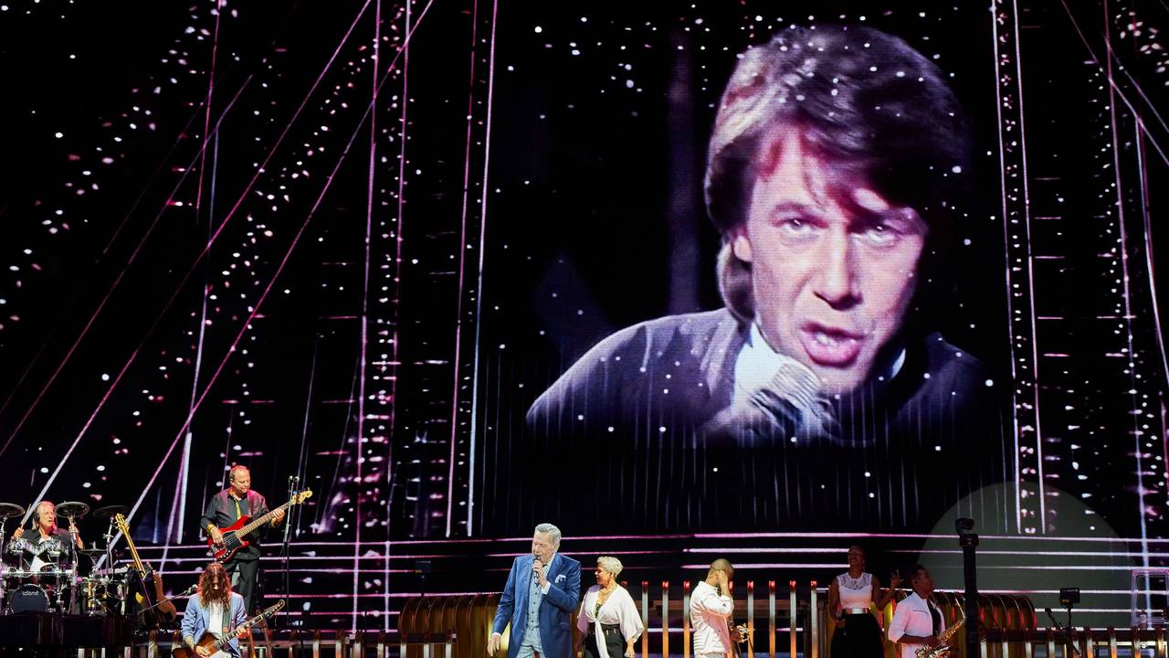 Roland Kaiser live bei einem Konzert seiner Tour „50 Jahre – 50 Hits“ zu seinem 50. Bühnenjubiläum, hier in der Heinz von Heiden Arena am 21. Juni 2024 in Hannover.