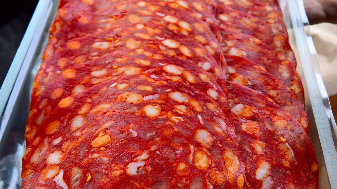 Das Symbolfoto zeigt Salami-Wurst aus Italien.