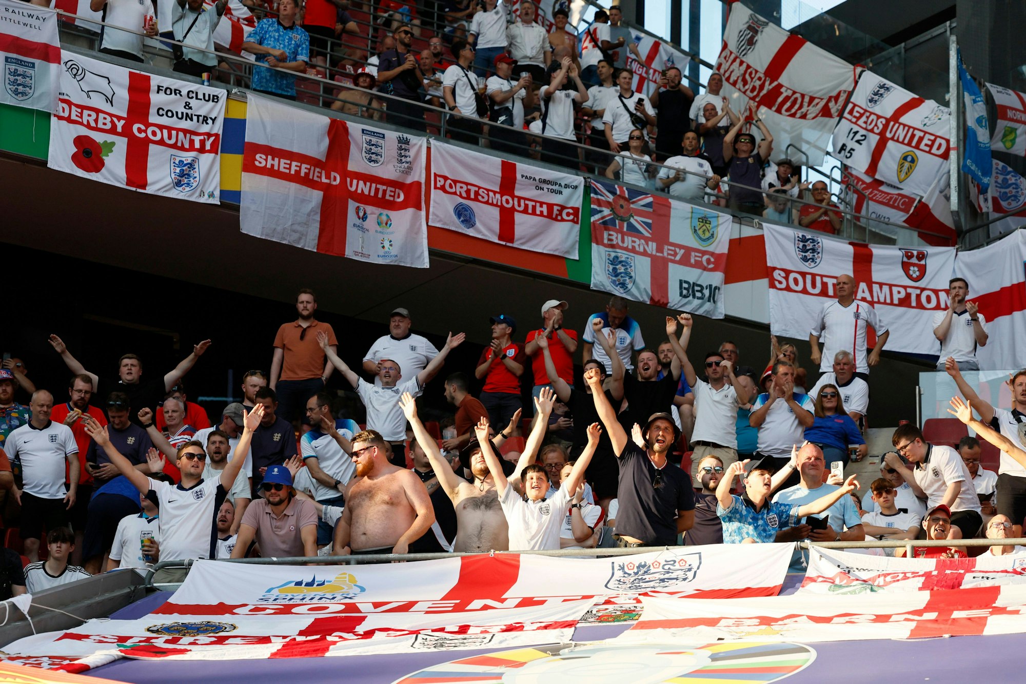 England-Fans feiern im Köln-Stadion.