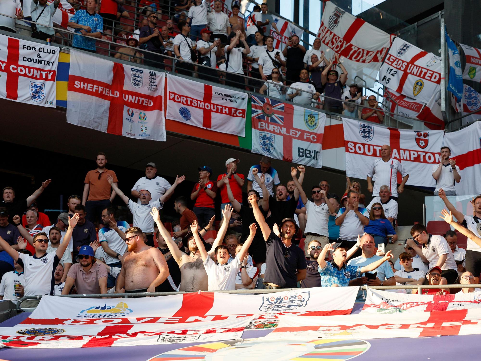 England-Fans feiern im Köln-Stadion.
