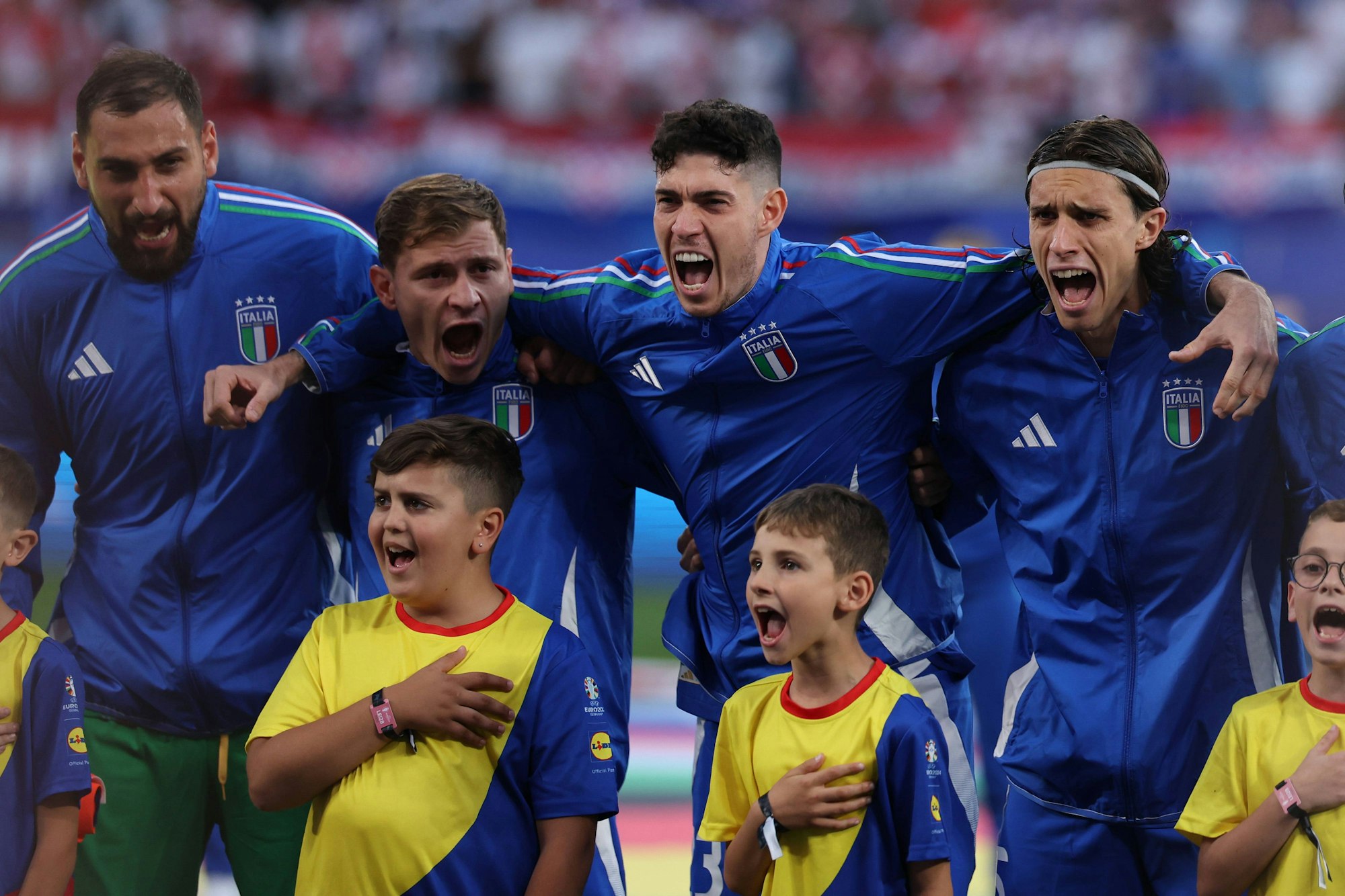 Die italienischen Spieler singen die Hymne.