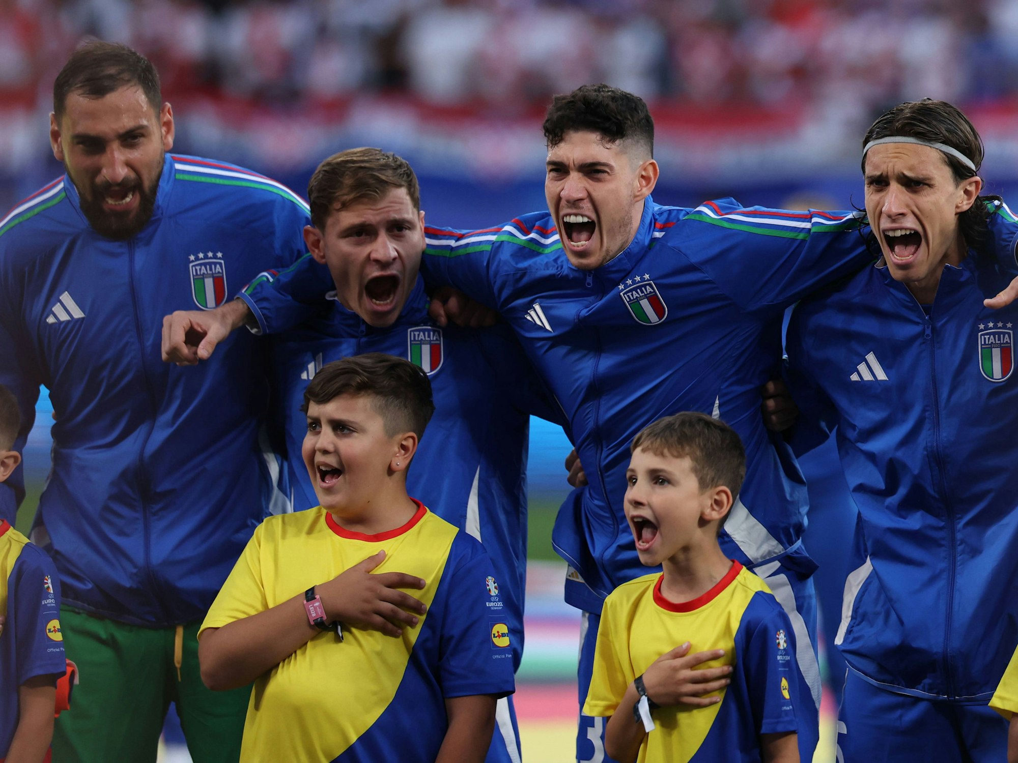 Die italienischen Spieler singen die Hymne.