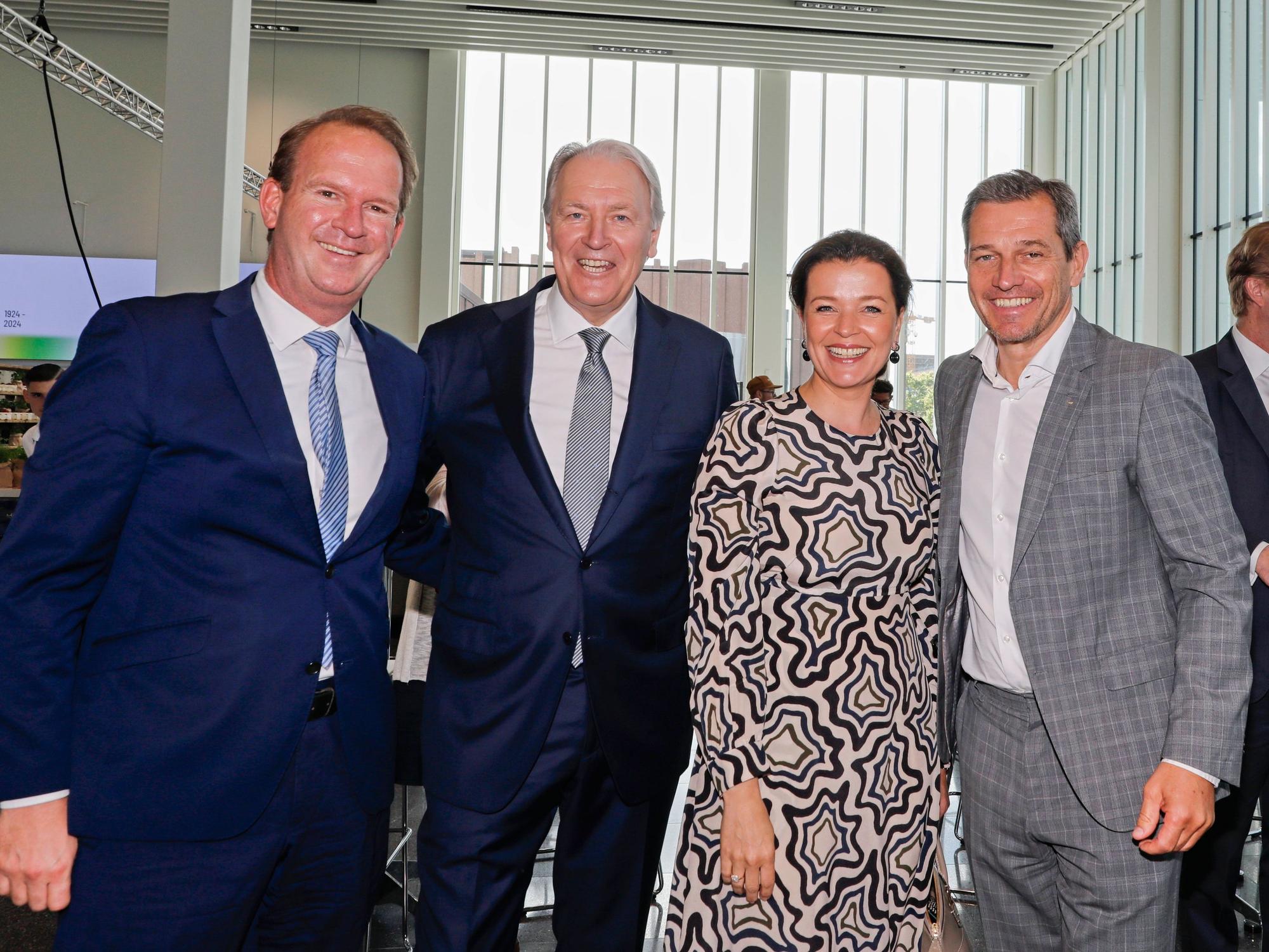 Stefan Löcher mit Koelnmesse-Chef Gerald Böse, dessen Ehefrau Julia und Michael Mronz.
