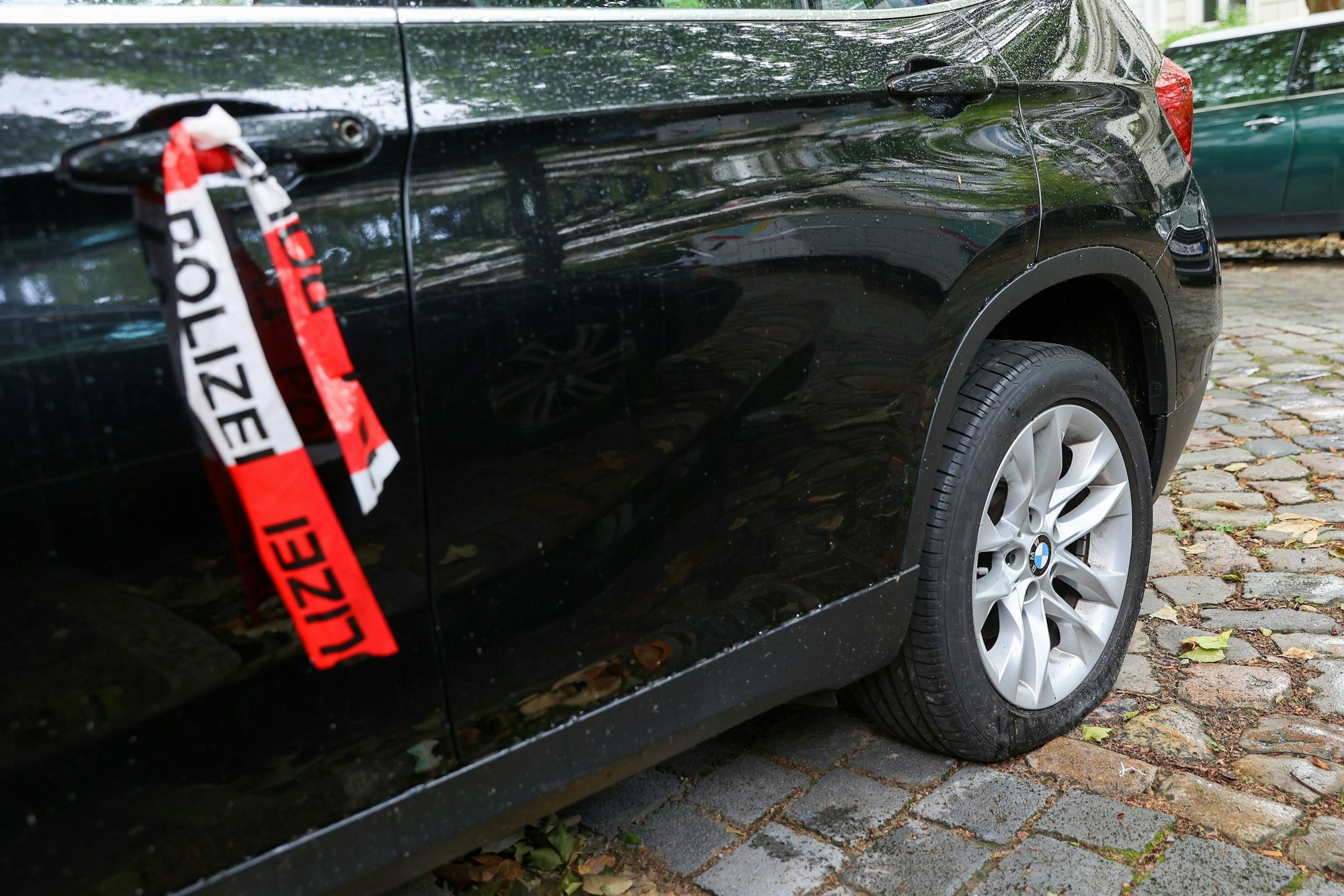 An einem Fahrzeug im Hamburger Stadtteil Harvestehude ist ein platter Reifen zu sehen.