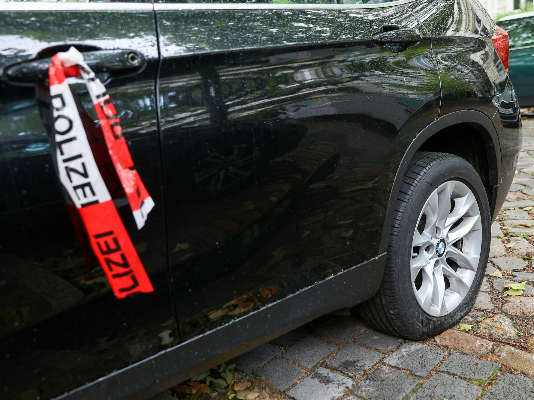 An einem Fahrzeug im Hamburger Stadtteil Harvestehude ist ein platter Reifen zu sehen.