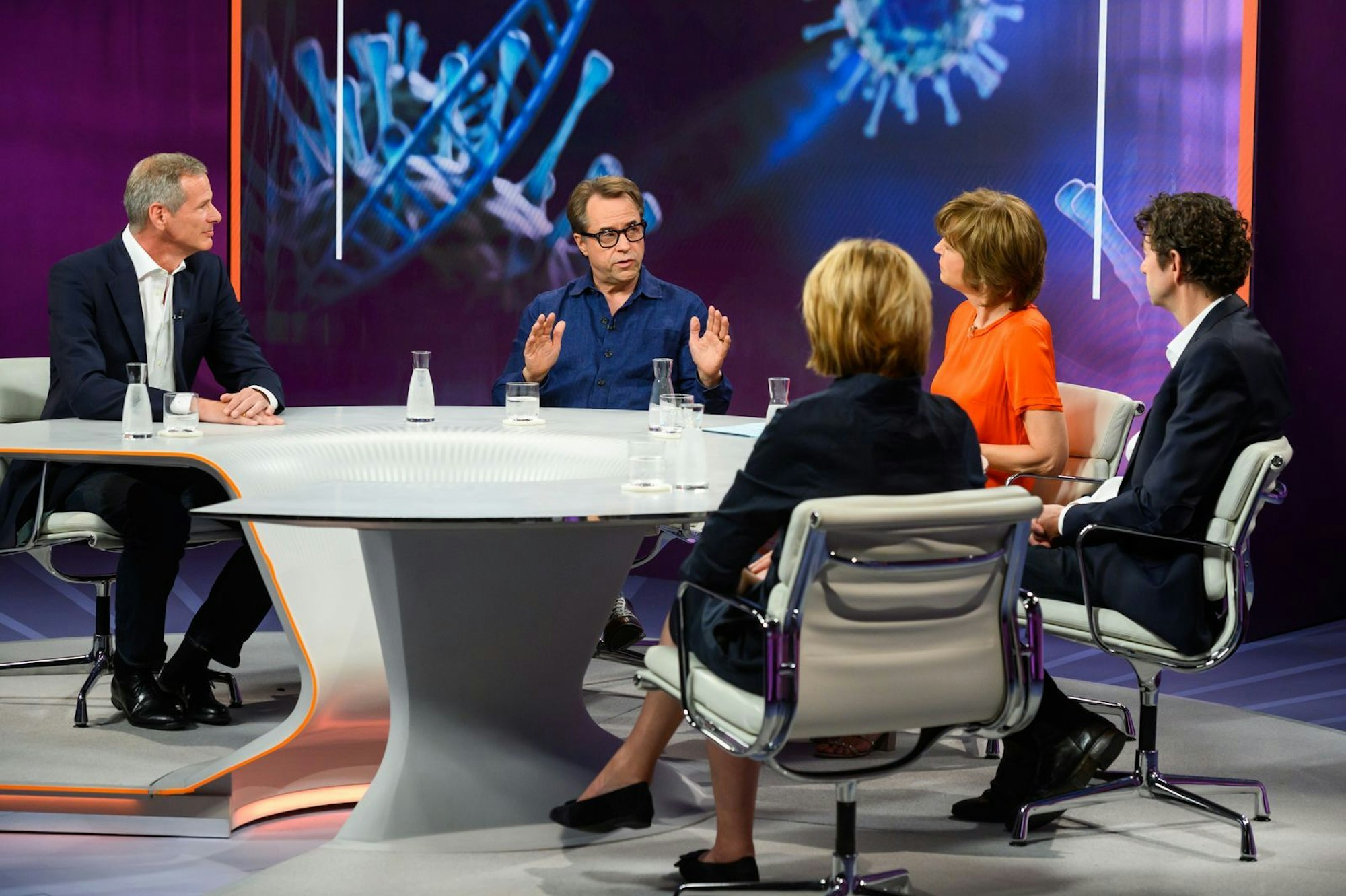 Zu Gast bei „maybrit illner“ waren am Donnerstagabend (von links): Georg Mascolo, Jan Josef Liefers, Christian Drosten und Malu Dreyer. (Bild: ZDF/Jule Roehr)