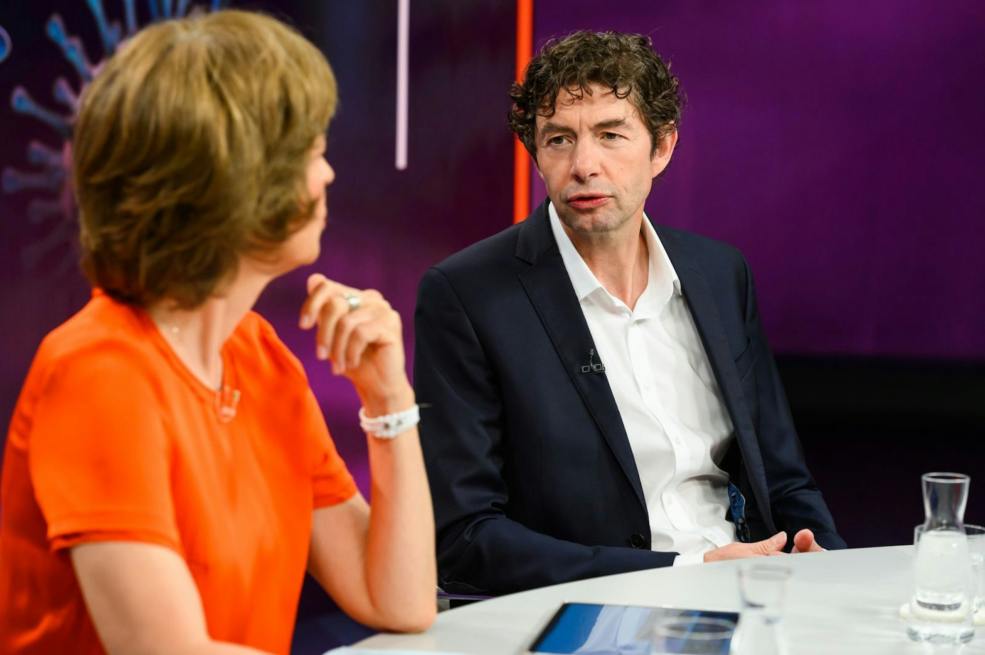 Im Gespräch mit Maybrit Illner erklärt Christian Drosten: „Ich hätte mir gewünscht, dass die Grenze zwischen Wissenschaftlern und politischen Entscheidern klarer dargestellt wird.“  (Bild: ZDF/Jule Roehr)