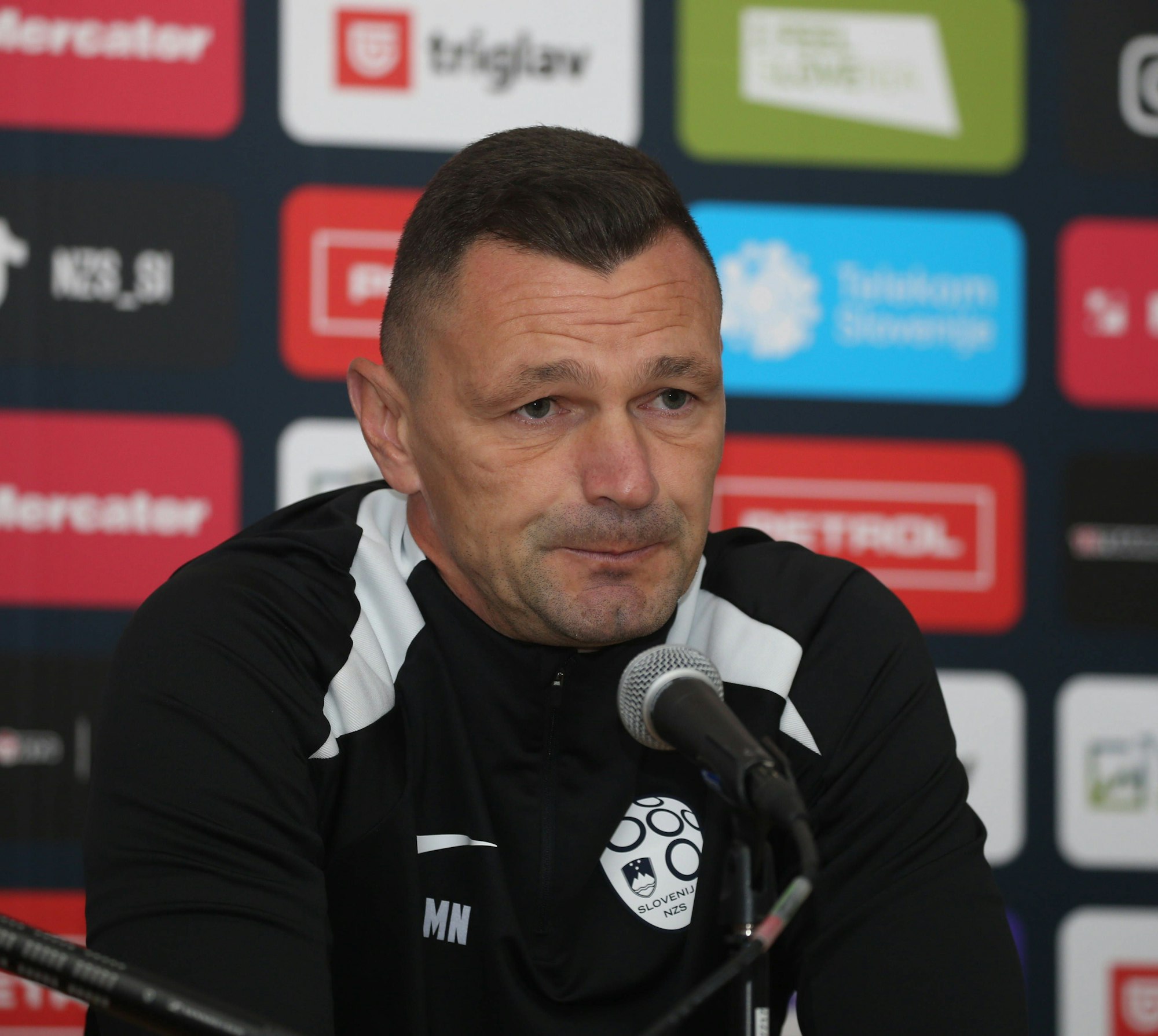 Sloweniens Co-Trainer Milivoje Novakovic bei einer Pressekonferenz.