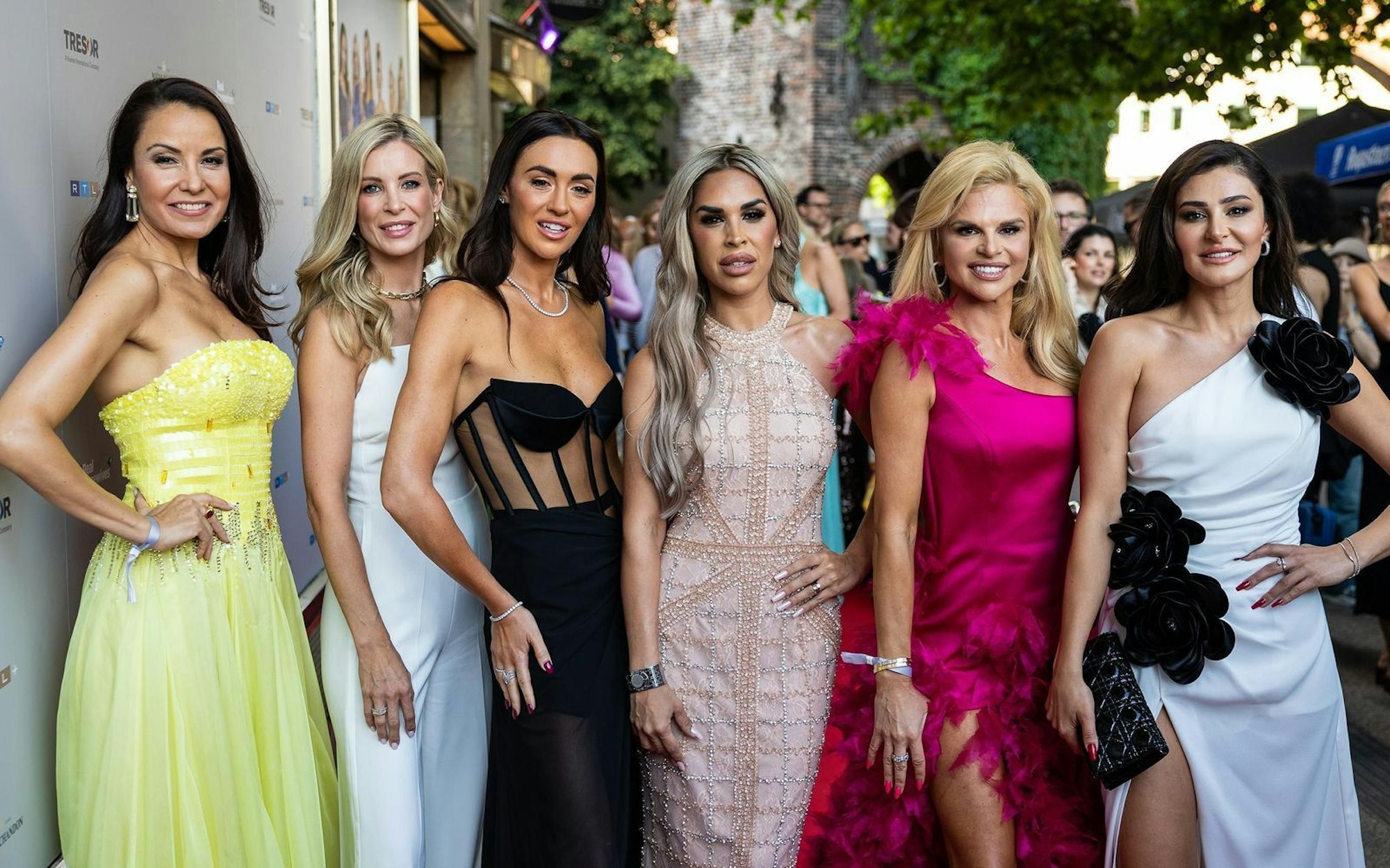Die Münchner „Housewives“ auf der Premiere, von links: Joana, Lili, Carina, Pegah, Natalie und Seher. (Bild: RTL / Fine Lohmann)