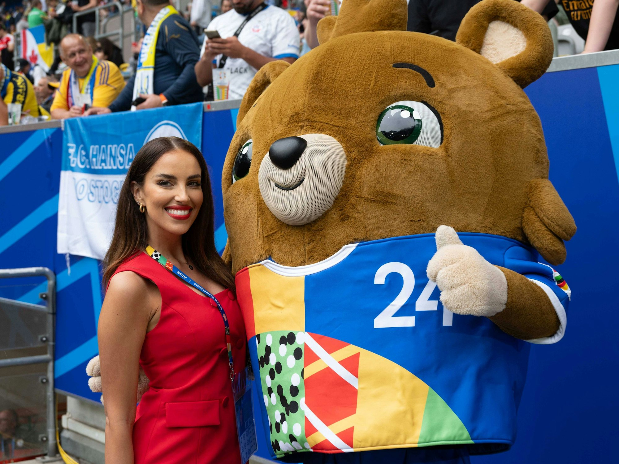 Simona Leskovska posiert mit EM-Maskottchen Albärt.