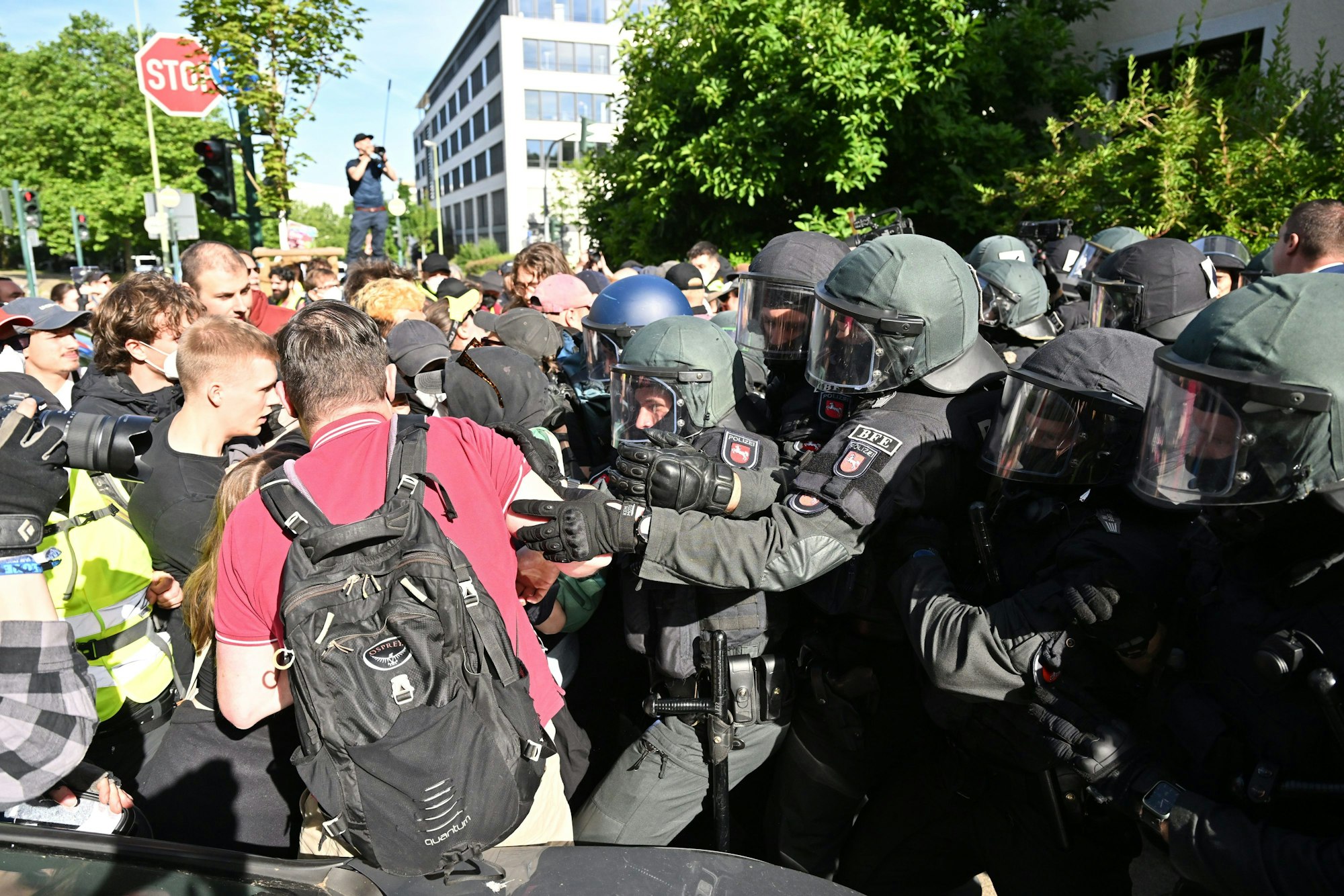 Demonstranten und Polizei stehen sich vor dem AfD-Parteitag in Essen gegenüber.