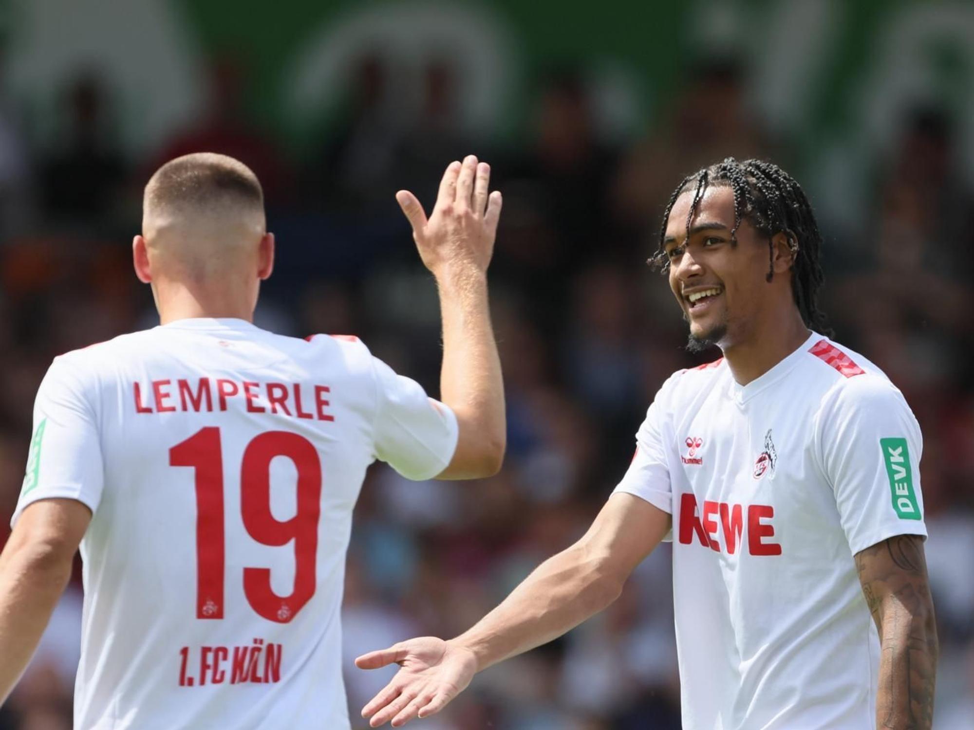 Damion Downs und Tim Lemperle jubeln am Samstag (29. Juni 2024) im Test gegen den Kölner Kreisligisten Rheingold Poll.