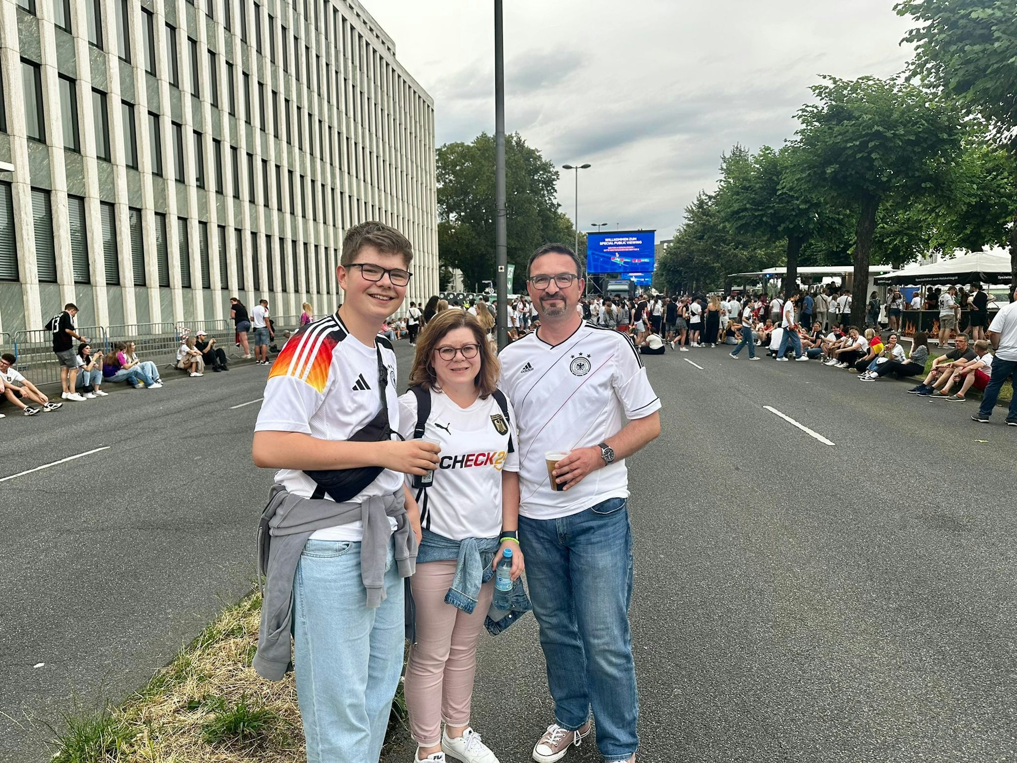 Fans beim Public Viewing.