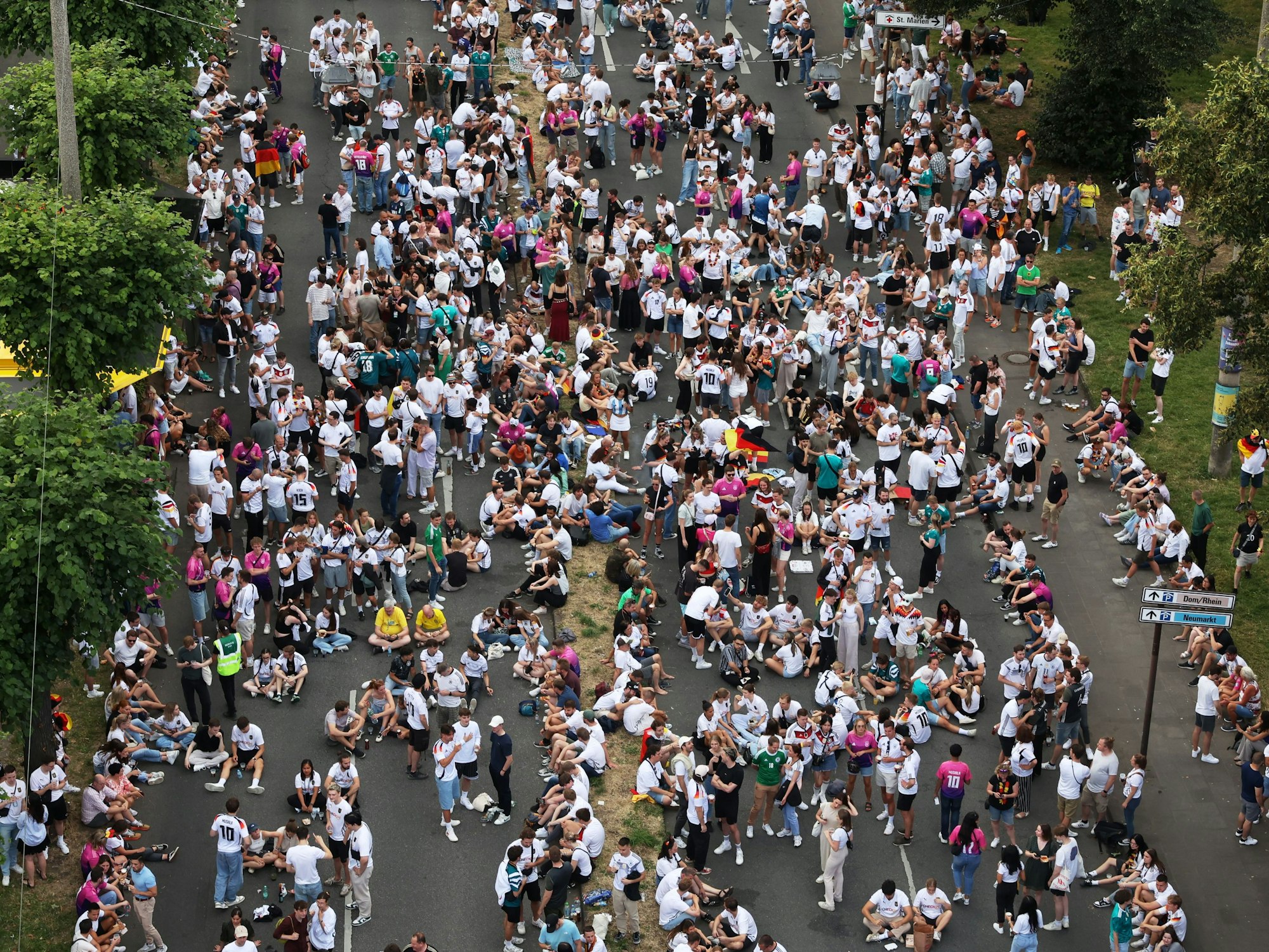 Fans schauen das Deutschland-Spiel am Konrad-Adenauer-Ufer.