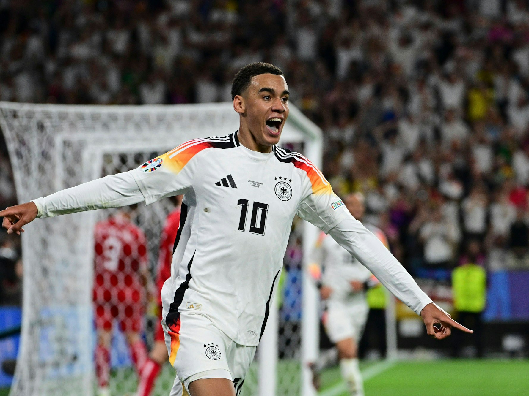 Jamal Musiala jubelt über sein Tor zum 2:0 gegen Dänemark.