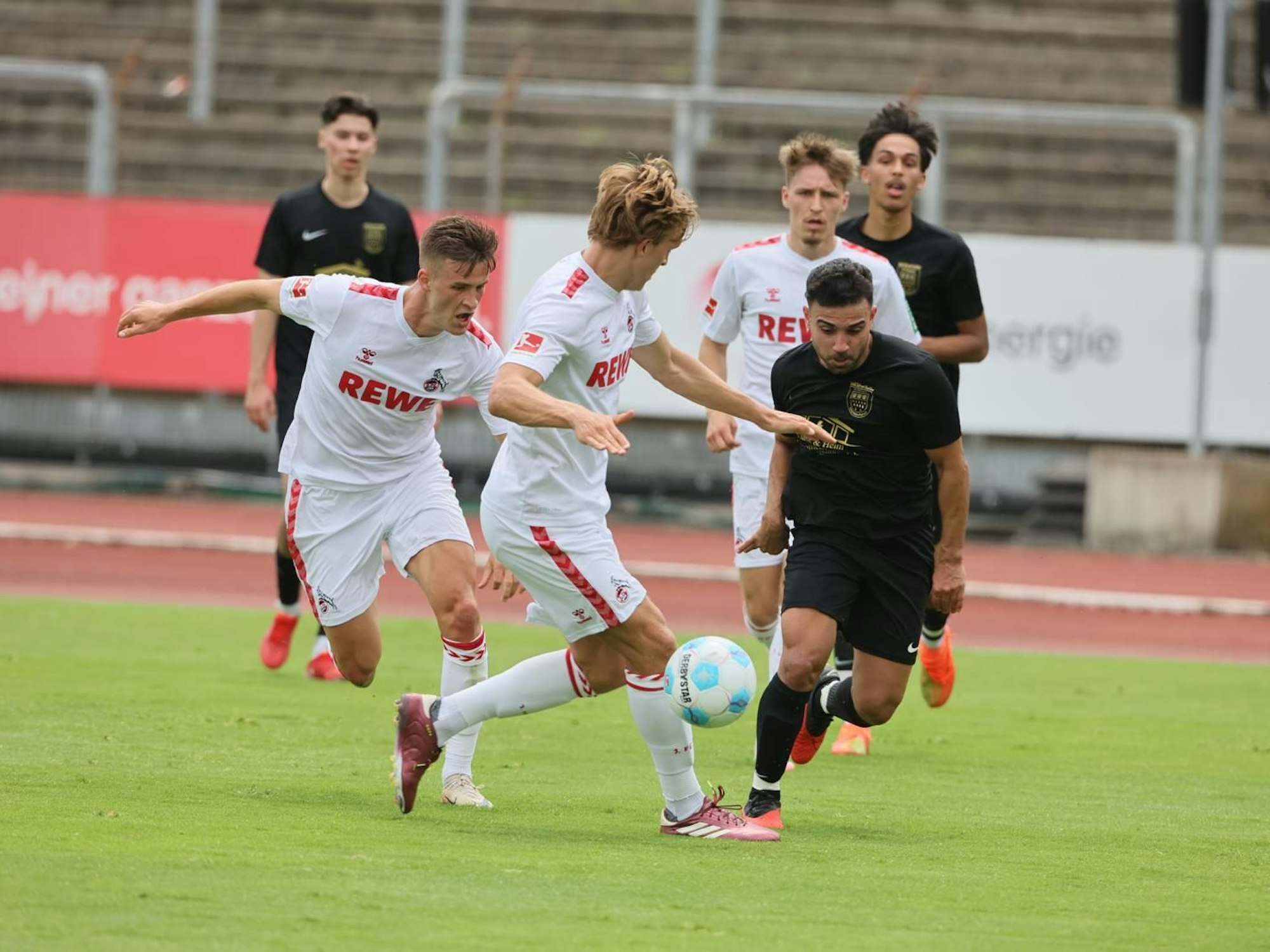 Ramsus Carstensen und Timo Hübers im Testspiel gegen Poll am Samstag (29. Juni 2024).