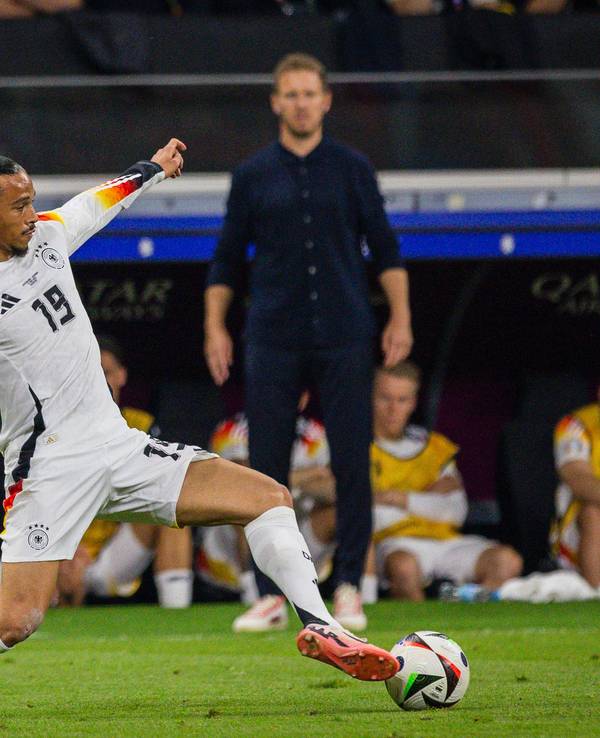 Leroy Sane am Ball während des dritten Gruppenspiels gegen die Schweiz. Im Hintergrund beobachtet ihn Julian Nagelsmann vom Seitenrand aus.