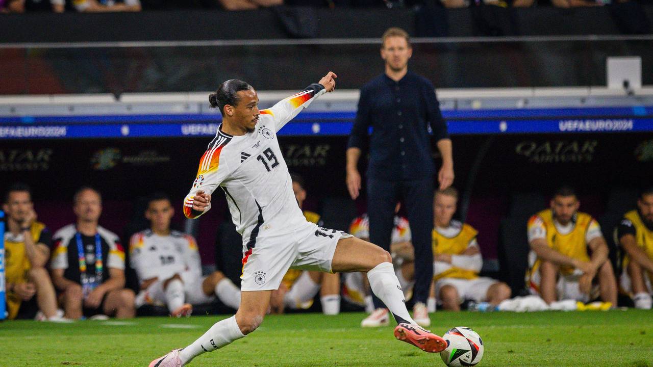 Leroy Sane am Ball während des dritten Gruppenspiels gegen die Schweiz. Im Hintergrund beobachtet ihn Julian Nagelsmann vom Seitenrand aus.