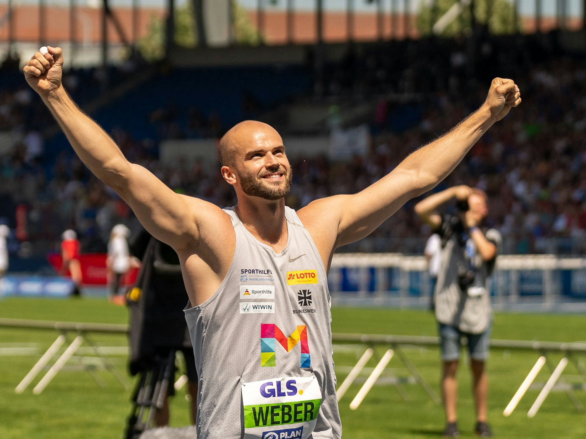 Julian Weber jubelt bei den Deutschen Meisterschaften 2024 in Braunschweig.