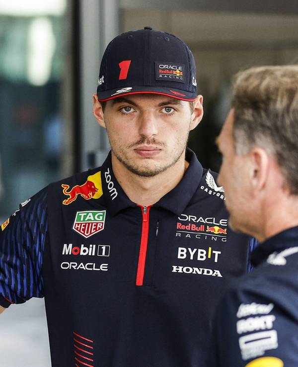 Finsterer Blick von Max Verstappen an der Seite von Papa Jos (r.) und Teamchef Christian Horner.