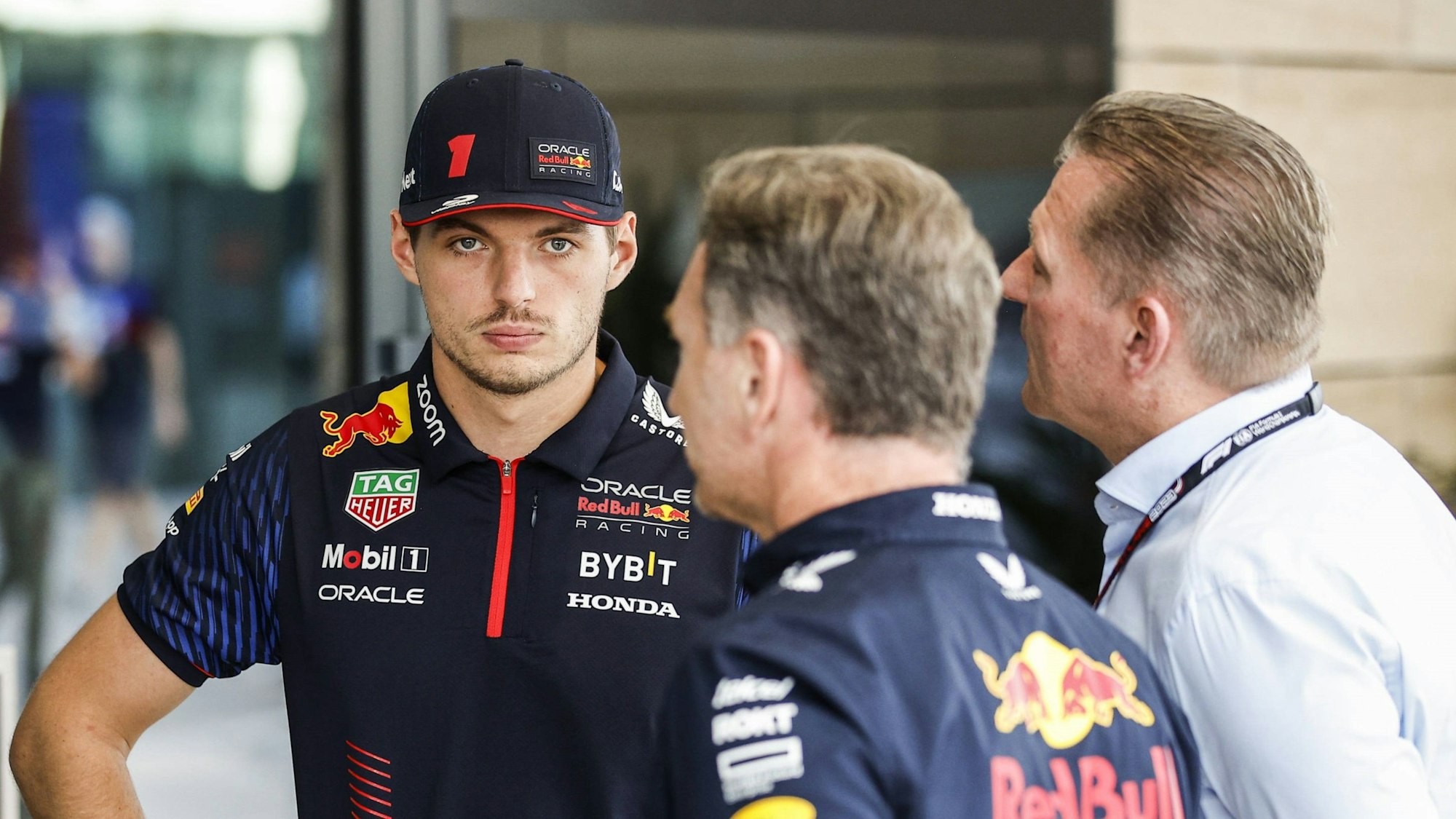 Finsterer Blick von Max Verstappen an der Seite von Papa Jos (r.) und Teamchef Christian Horner.