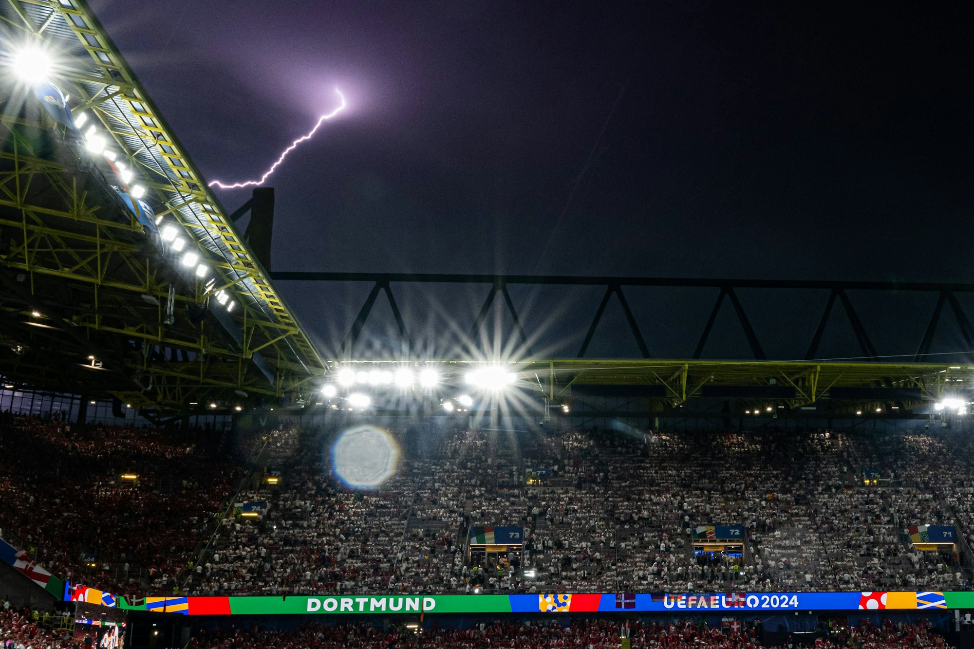 Blitze am Dortmunder Nachthimmel am 29. Juni 2024 während des EM-Spiels Deutschland - Dänemark.