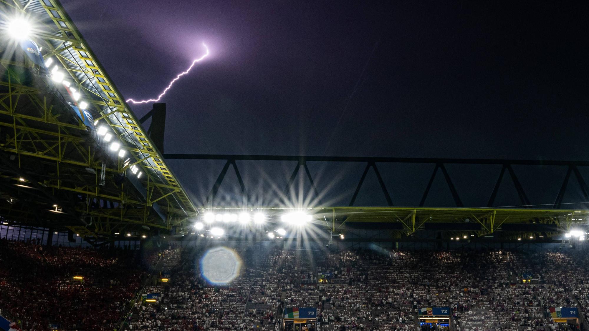 Blitze am Dortmunder Nachthimmel am 29. Juni 2024 während des EM-Spiels Deutschland - Dänemark.
