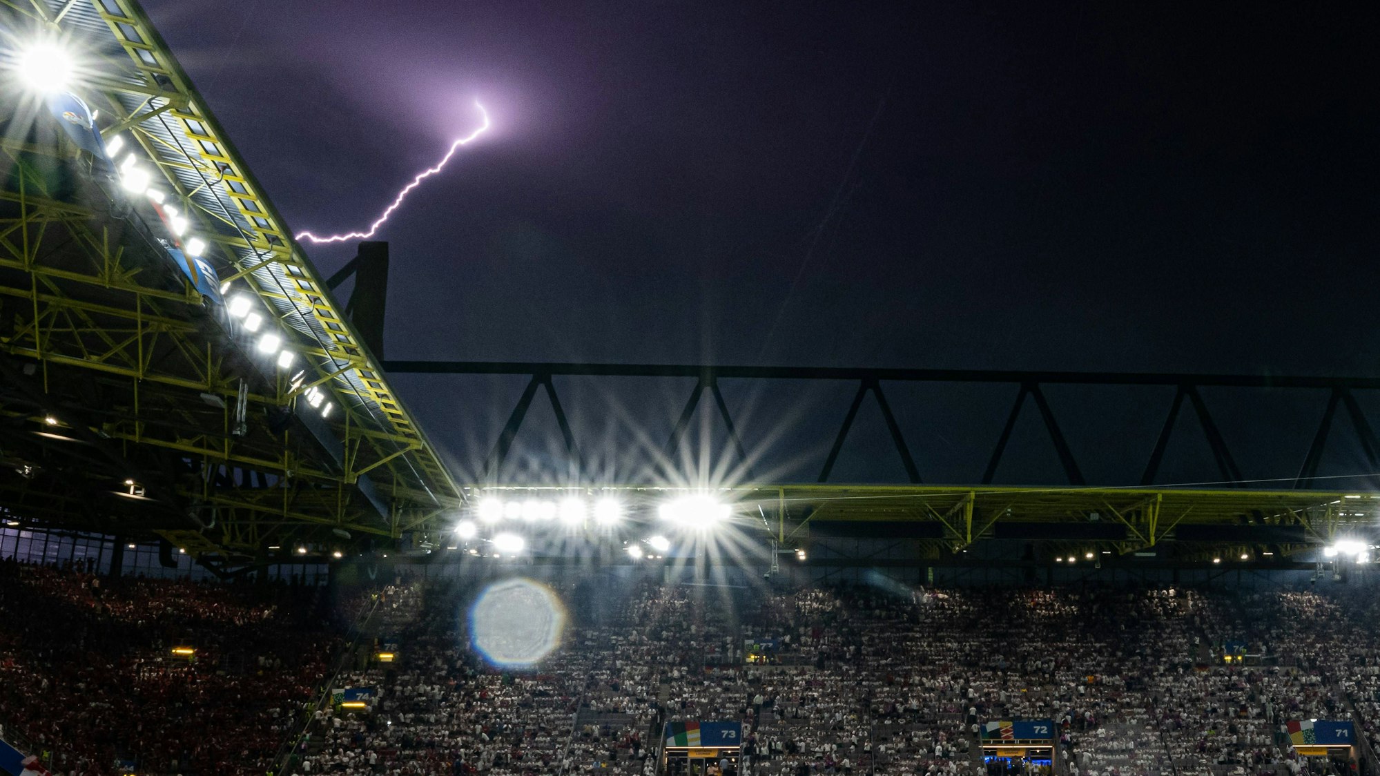 Blitze am Dortmunder Nachthimmel am 29. Juni 2024 während des EM-Spiels Deutschland - Dänemark.