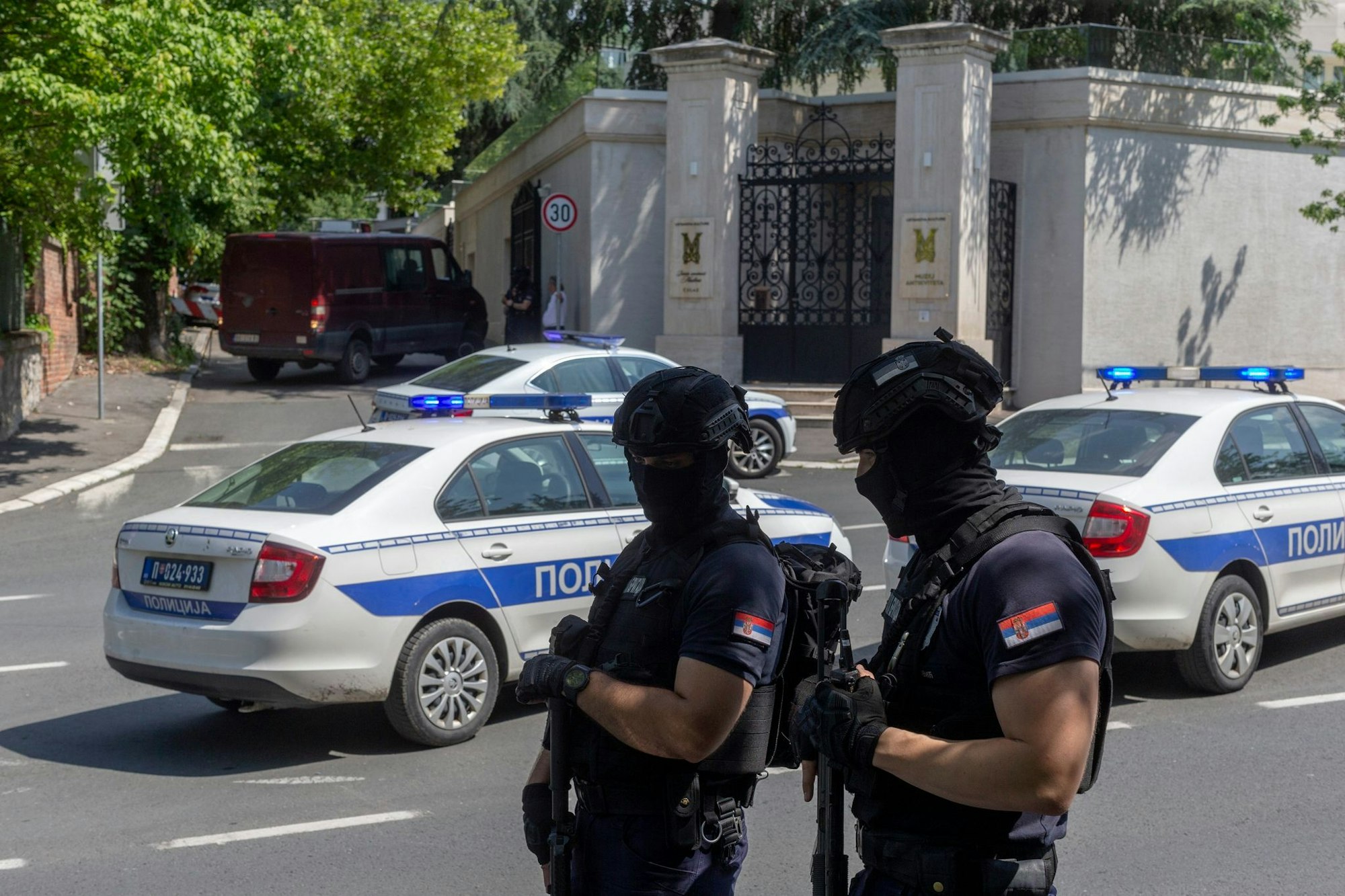 Polizisten sperren in Belgrad den Verkehr an einer Kreuzung in der Nähe der israelischen Botschaft.
