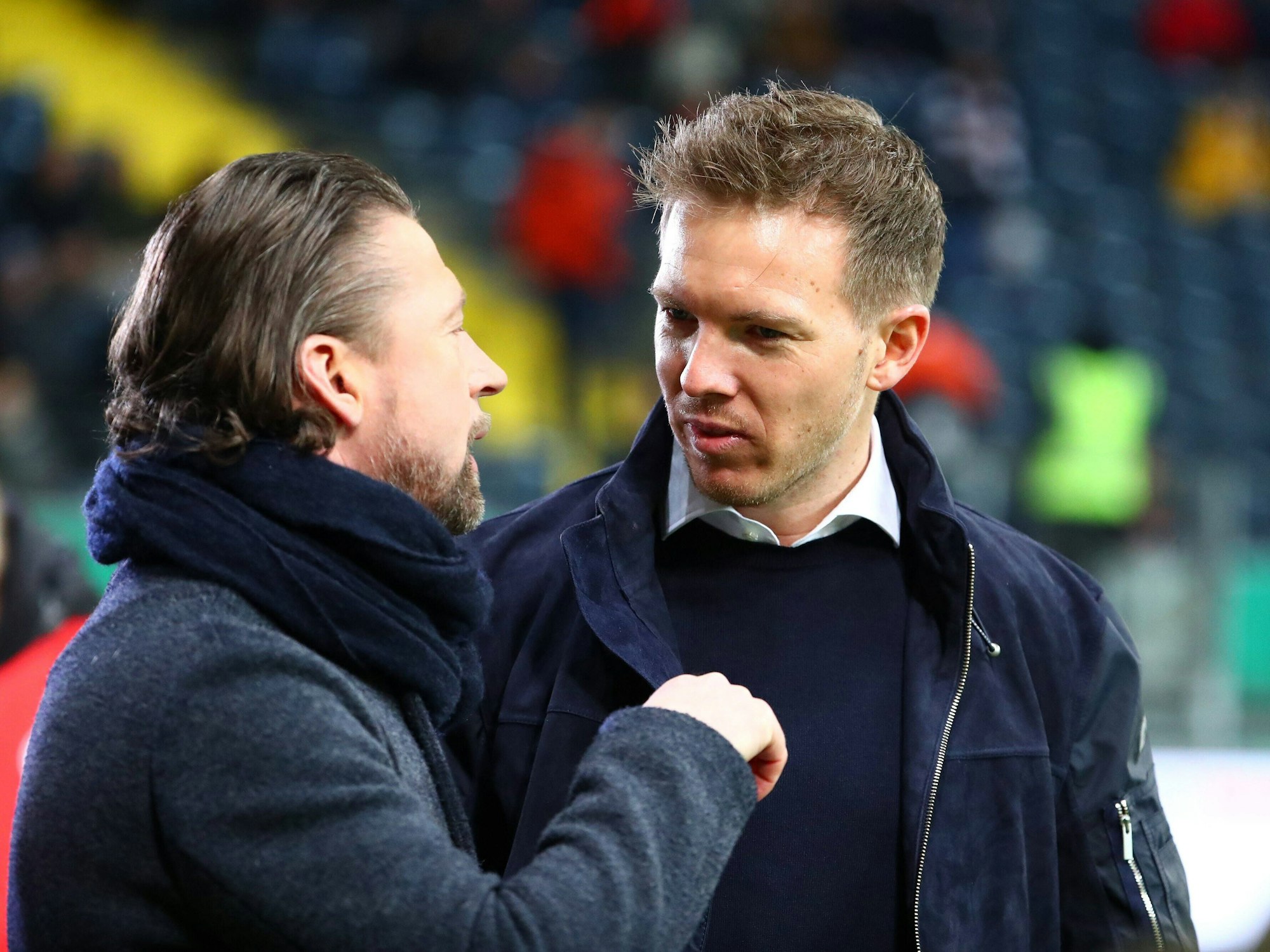 Steffen Freund und Julian Nagelsmann unterhalten sich.
