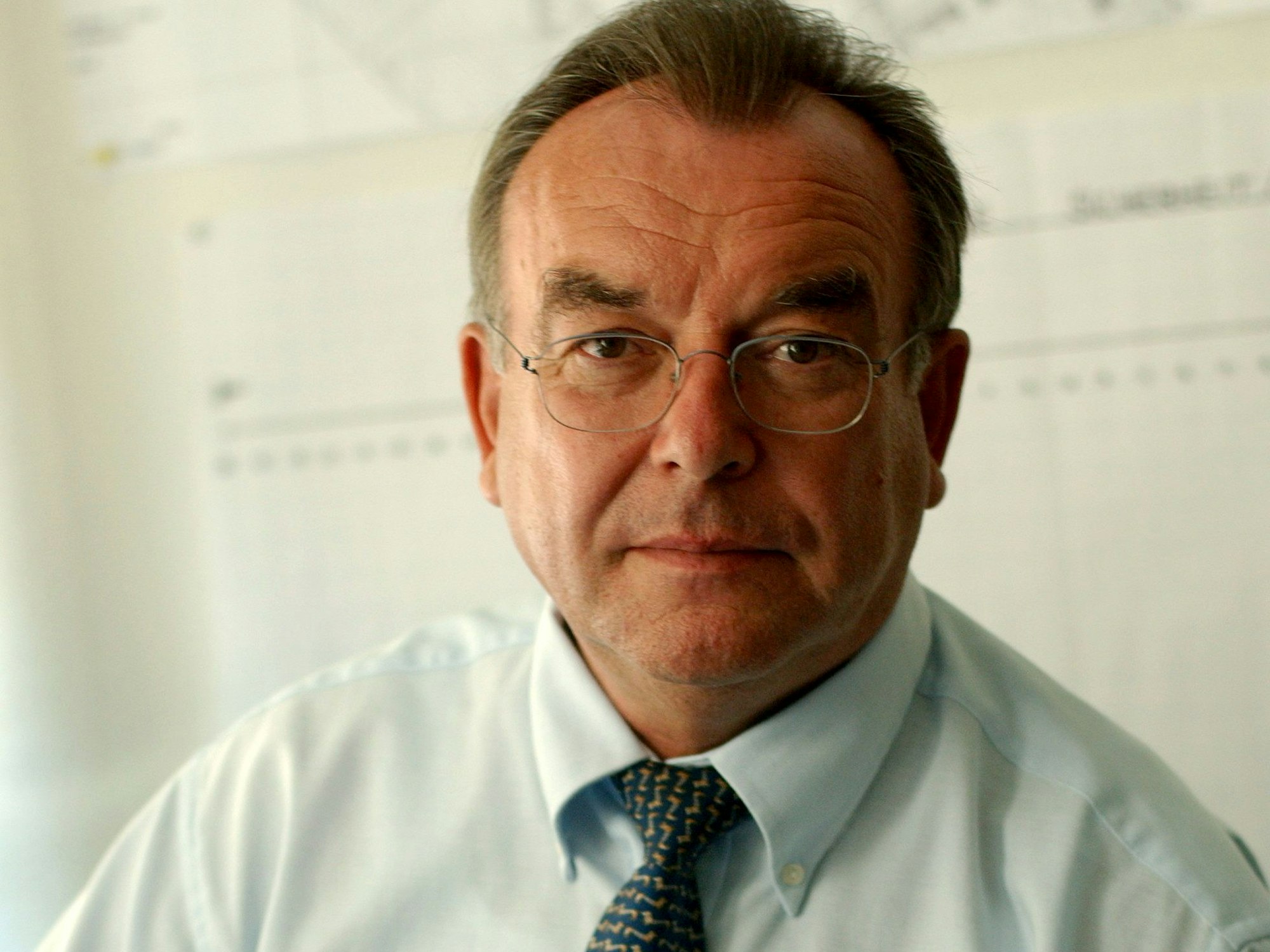 Winrich Granitzka sitzt am Laptop.