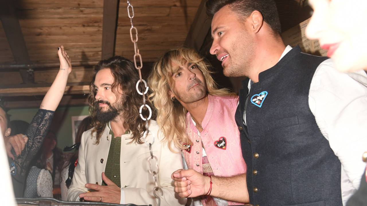 Die Musiker Tom Kaulitz (links) und Bill Kaulitz (Mitte) feiern im Käferzelt gemeinsam mit Marc Eggers (rechts), hier im September 2023.