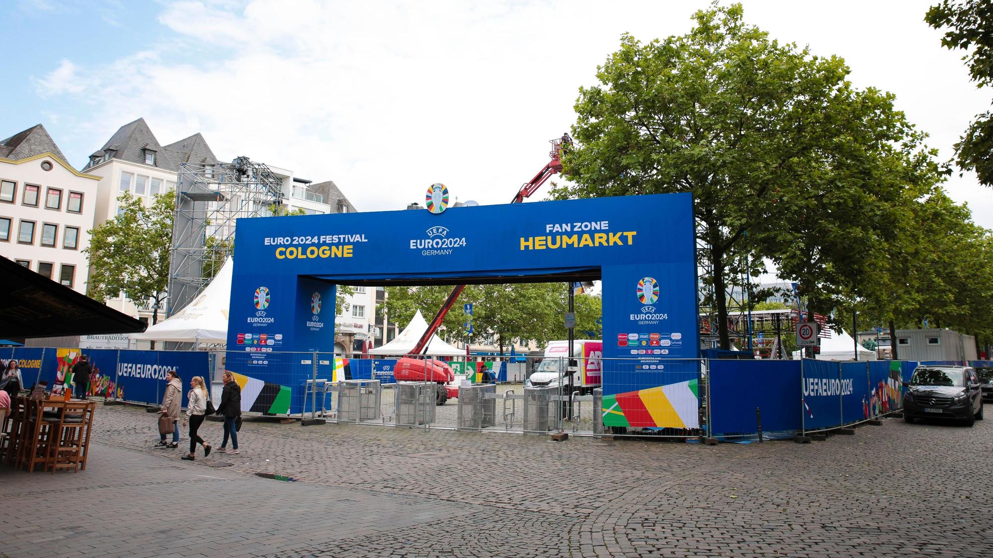 Die Fanzone am Heumarkt von außen.