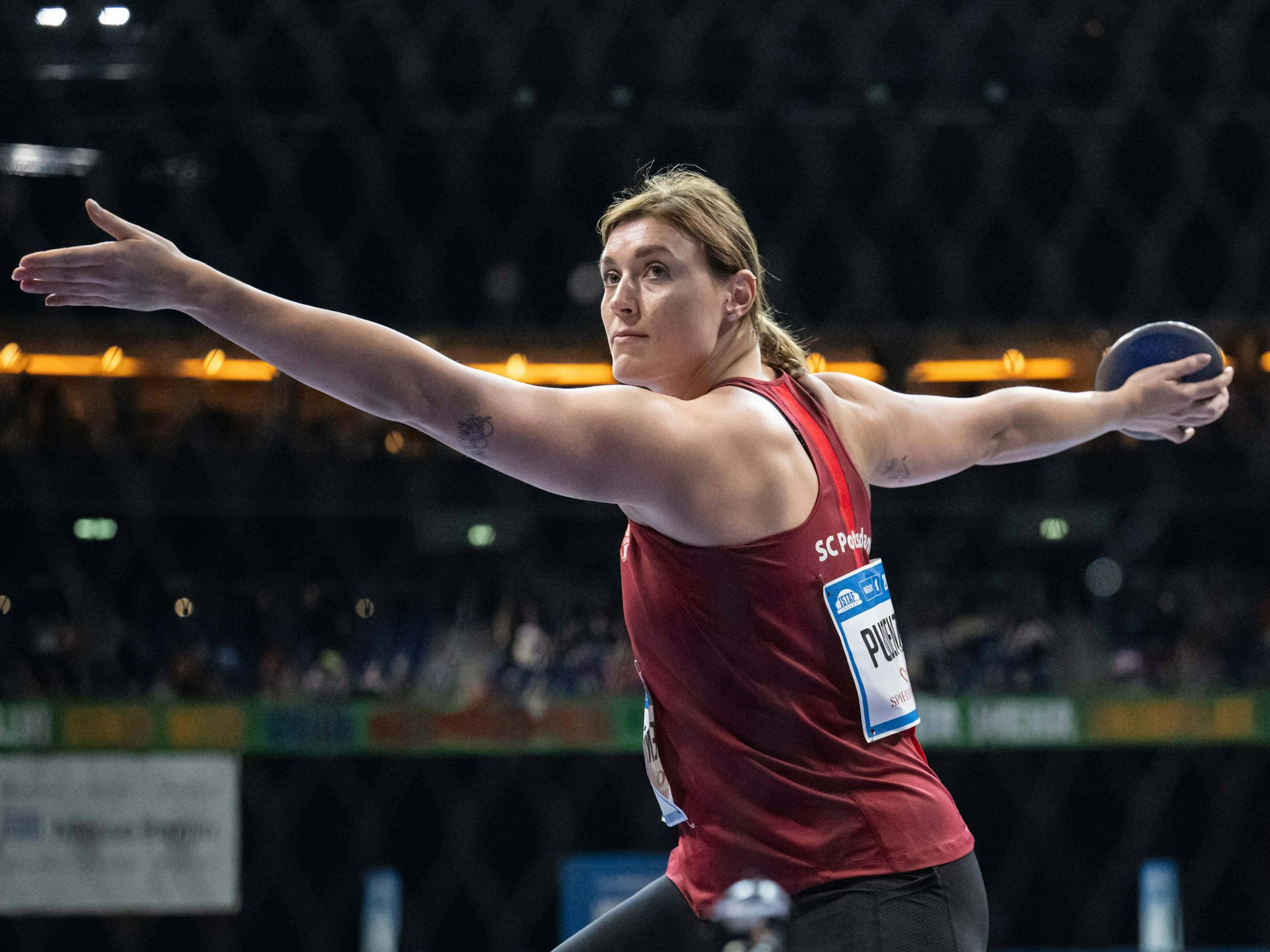 Diskuswerferin Kristin Pudenz kurz vor einem Wurf.