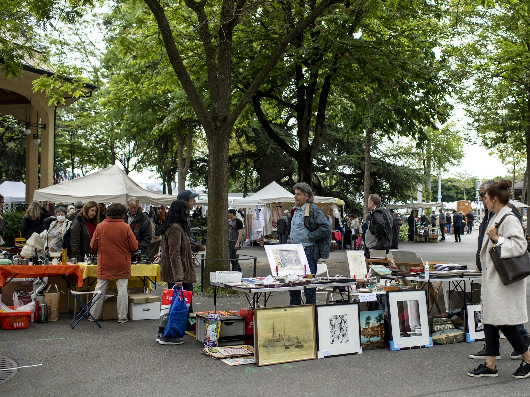 Menschen gehen über einen Flohmarkt in Zürich, hier im Mai 2020.