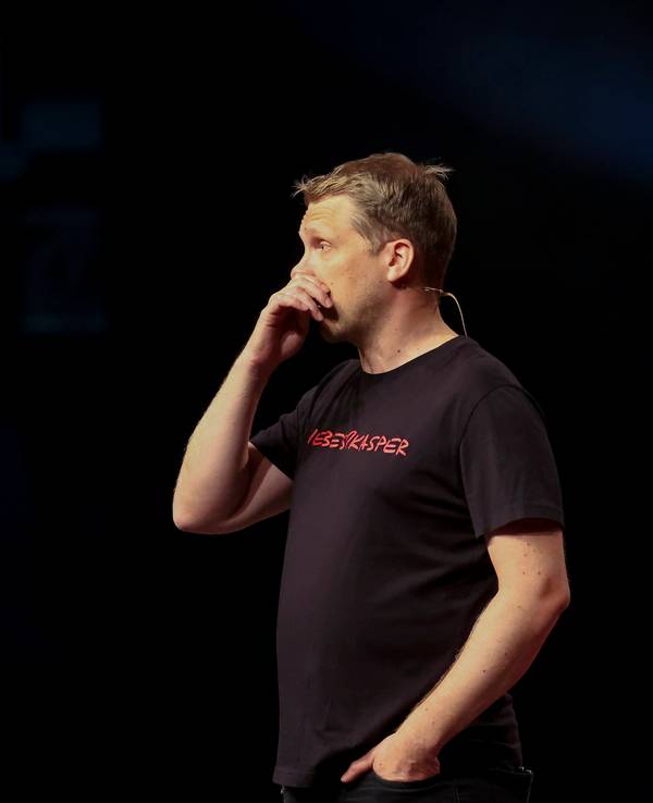 Oliver Pocher steht auf der Bühne und präsentiert sein Programm.