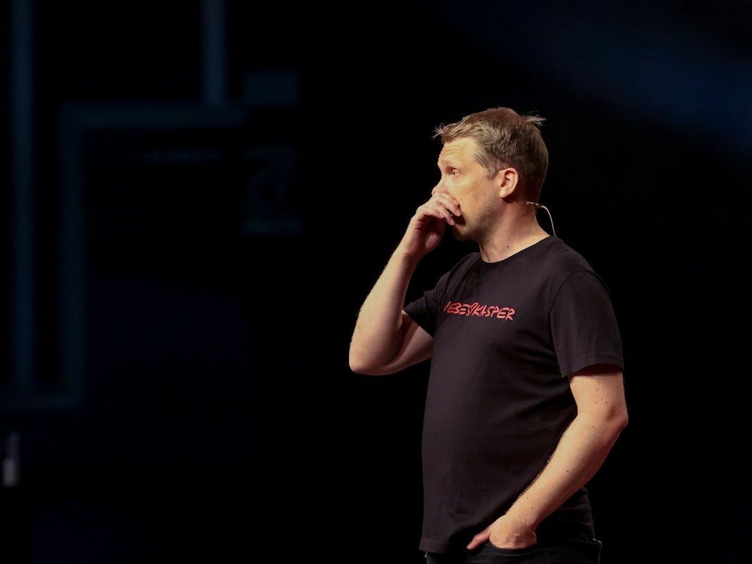 Oliver Pocher steht auf der Bühne und präsentiert sein Programm.