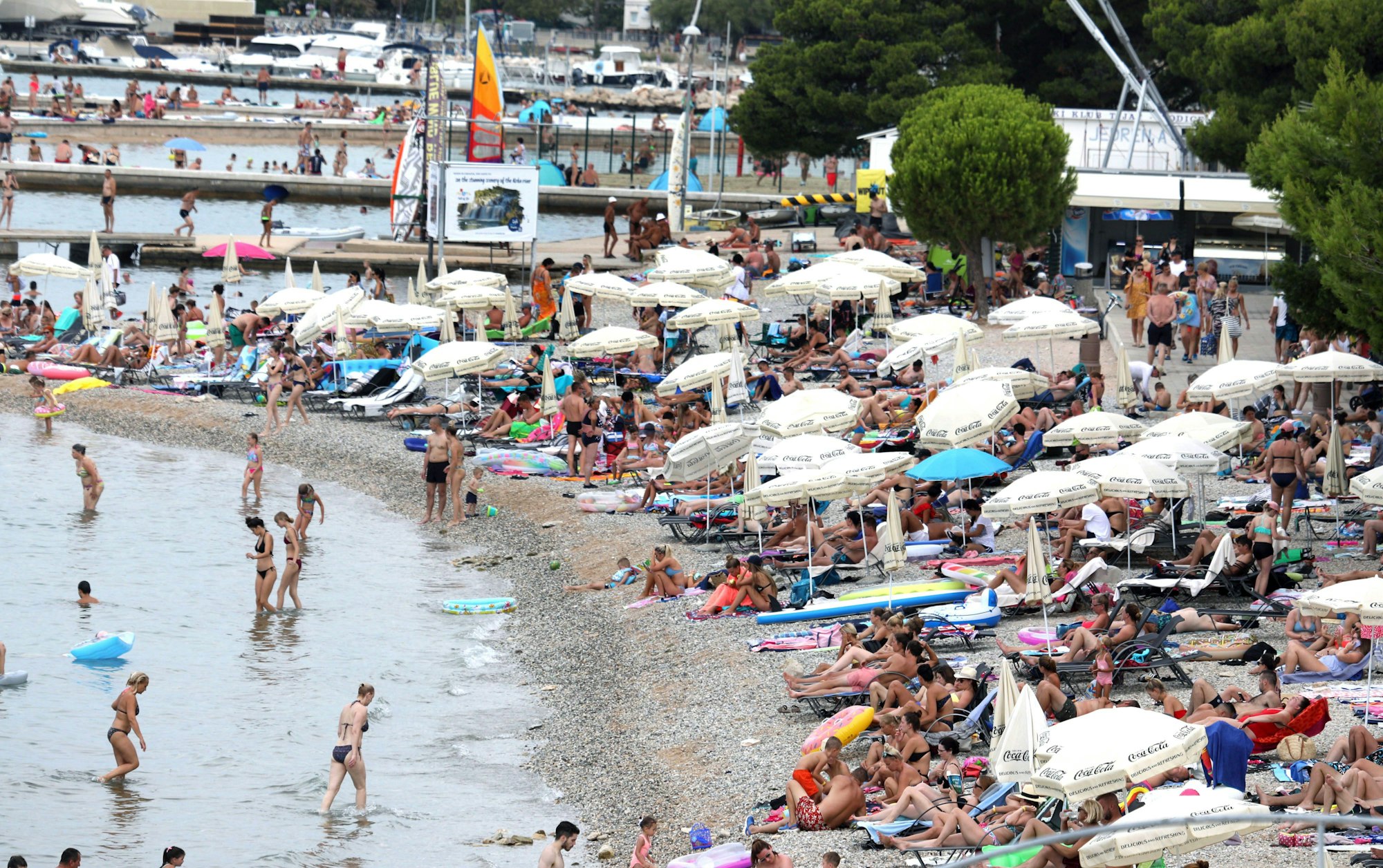 Menschen liegen am Strand von Vodice in Kroatien, hier im August 2021.