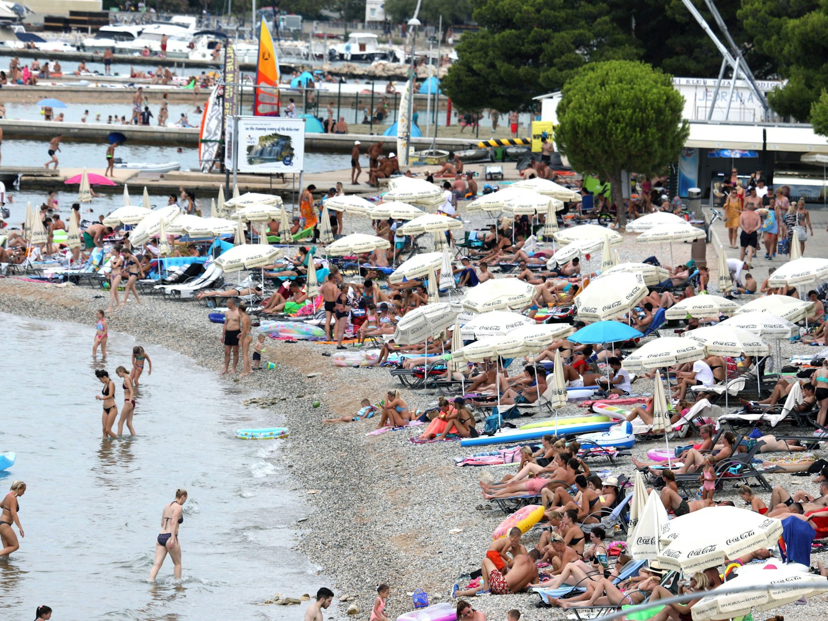 Menschen liegen am Strand von Vodice in Kroatien, hier im August 2021.
