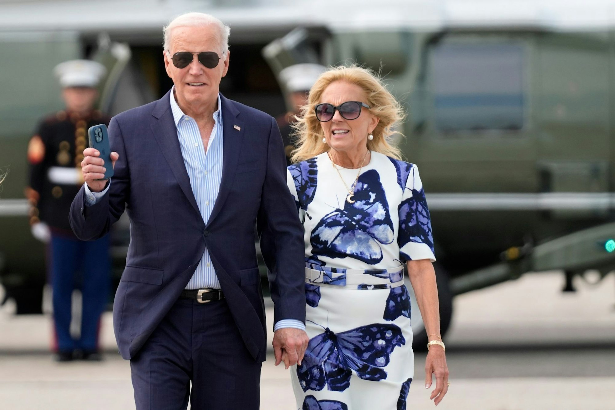 US-Präsident Joe Biden und First Lady Jill Biden kommen mit der Marine One am East Hampton Airport an.