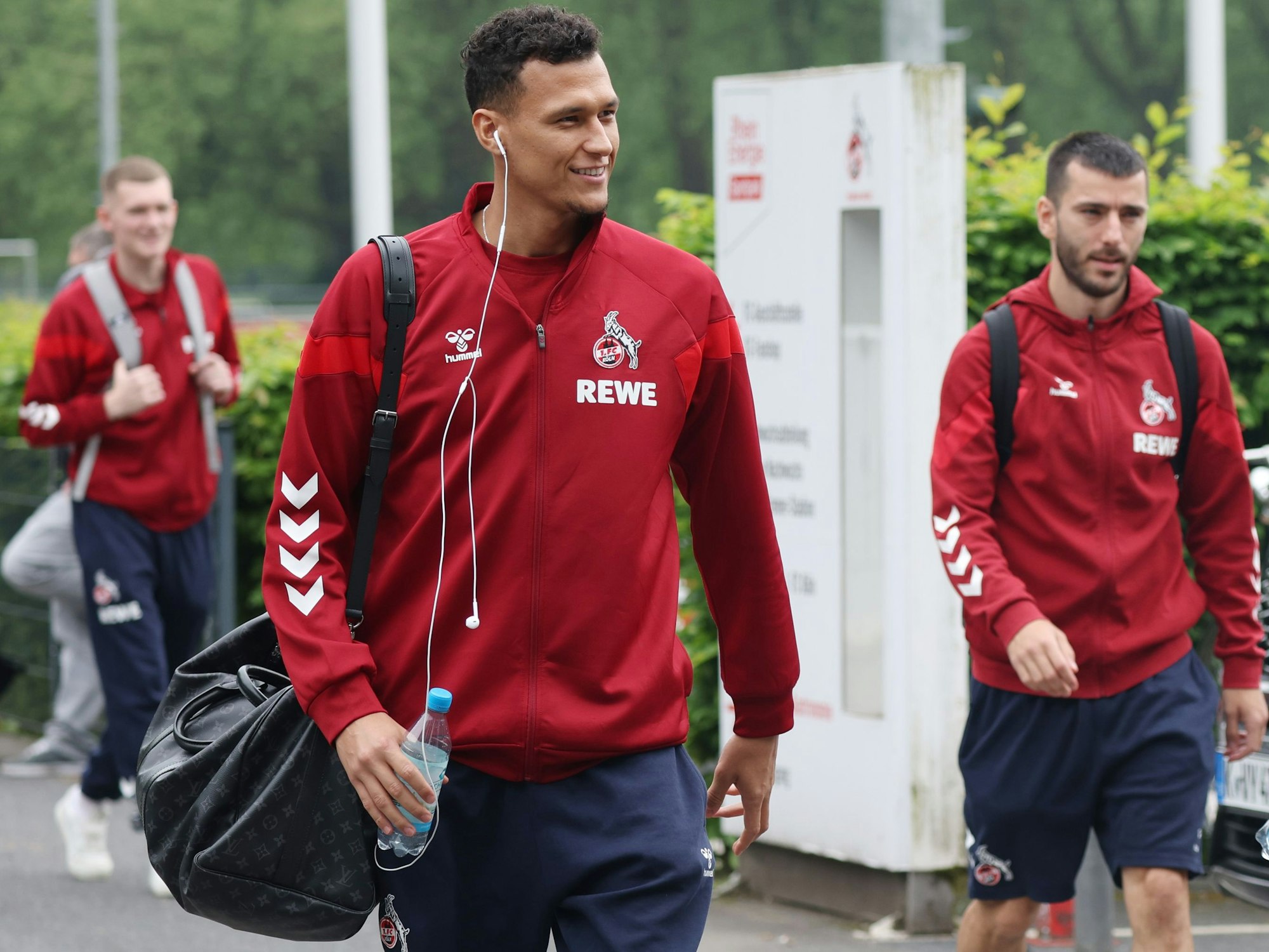 Davie Selke, Sargis Adamyan und Florian Dietz auf dem Weg zum Bus zur Abfahrt nach Heidenheim am Geißbockheim.