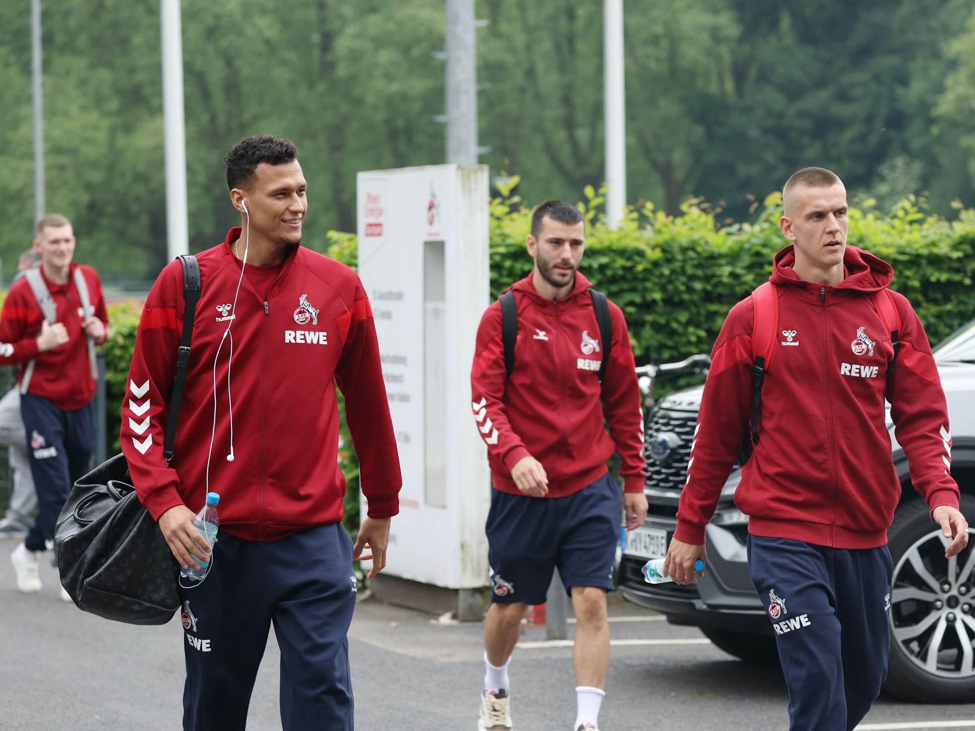 Der ehemalige FC-Stürmer Davie Selke (l.), gemeinsam mit Sargis Adamyan (M.) und Florian Dietz, auf dem Weg zum Auswärtsspiel nach Heidenheim am 17. Mai 2024.