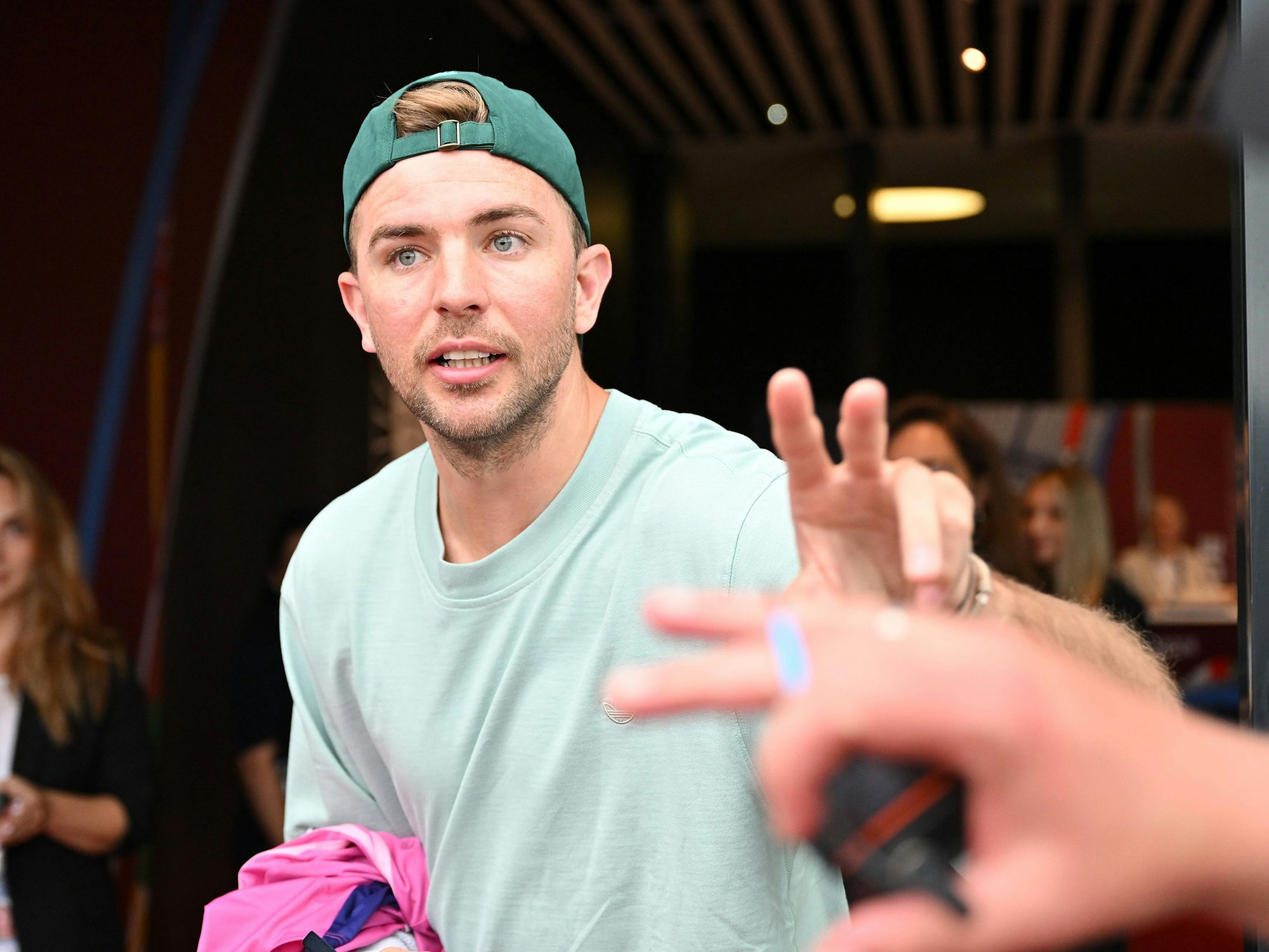 Christoph Kramer begrüßt die Fans im Stadion.