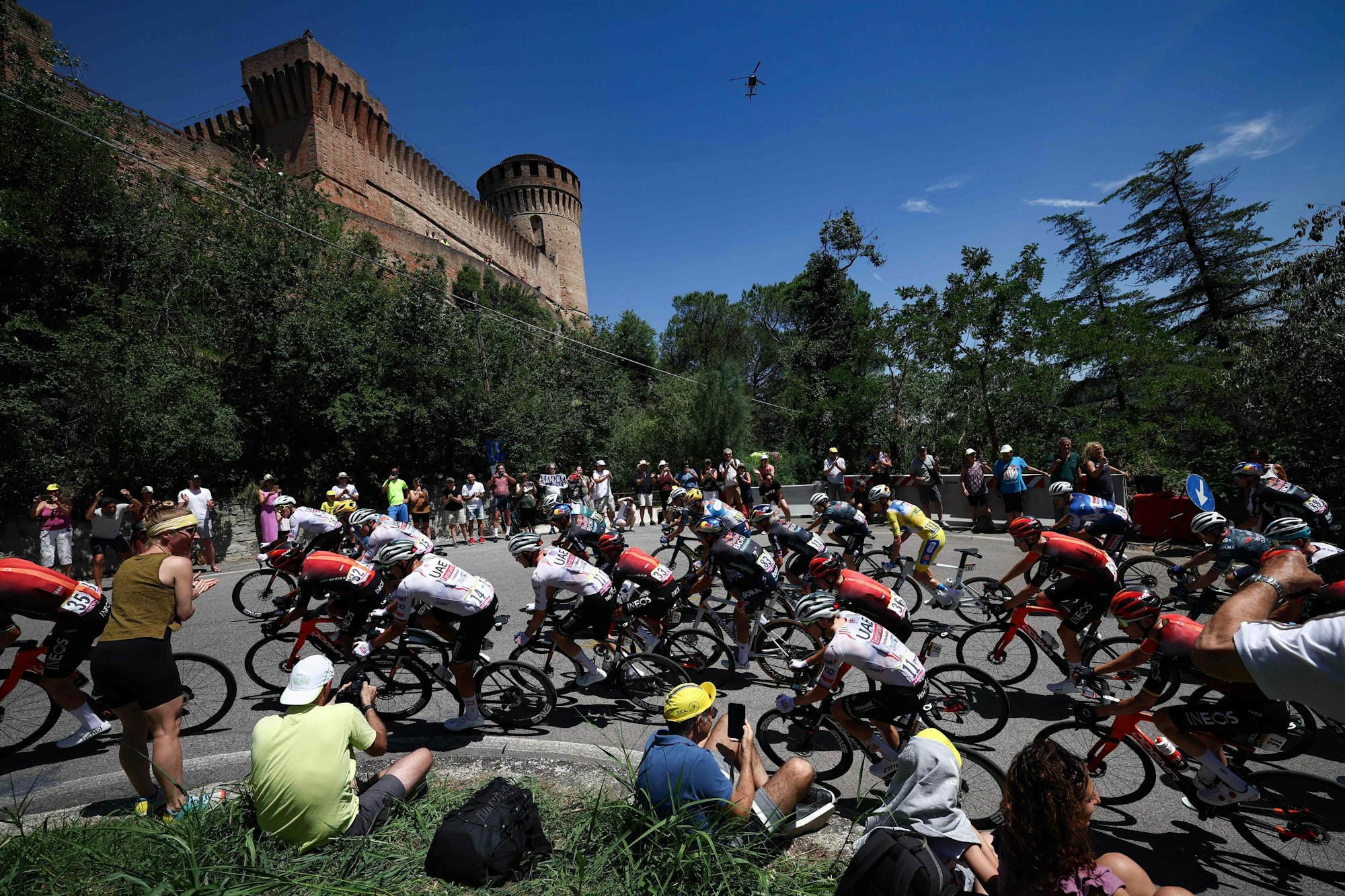 Die Fahrer der Tour de France auf der 2. Etappe am Sonntag (30. Juni 2024) in Italien.