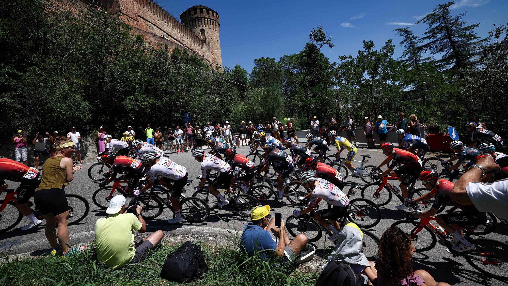 Die Fahrer der Tour de France auf der 2. Etappe am Sonntag (30. Juni 2024) in Italien.