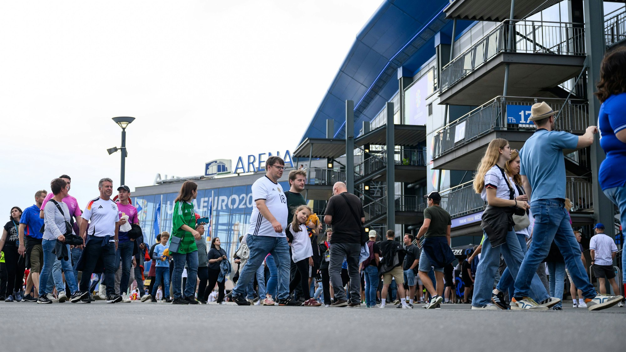 Fans vor dem EM-Spiel zwischen England und der Slowakei am Sonntag (30. Juni 2024) an der Schalker Arena.