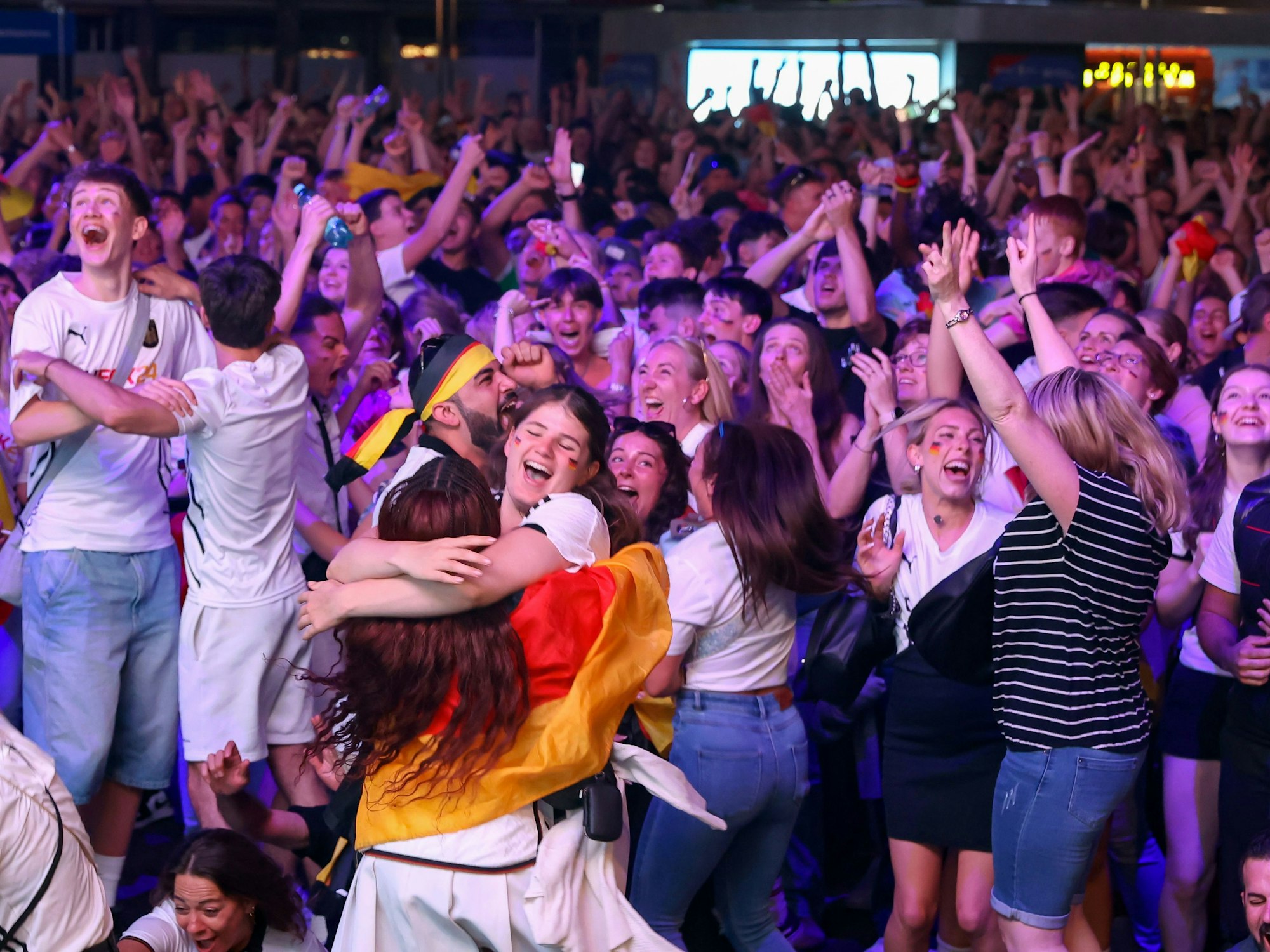 Fans in Köln feiern den Sieg von Deutschland über Dänemark.