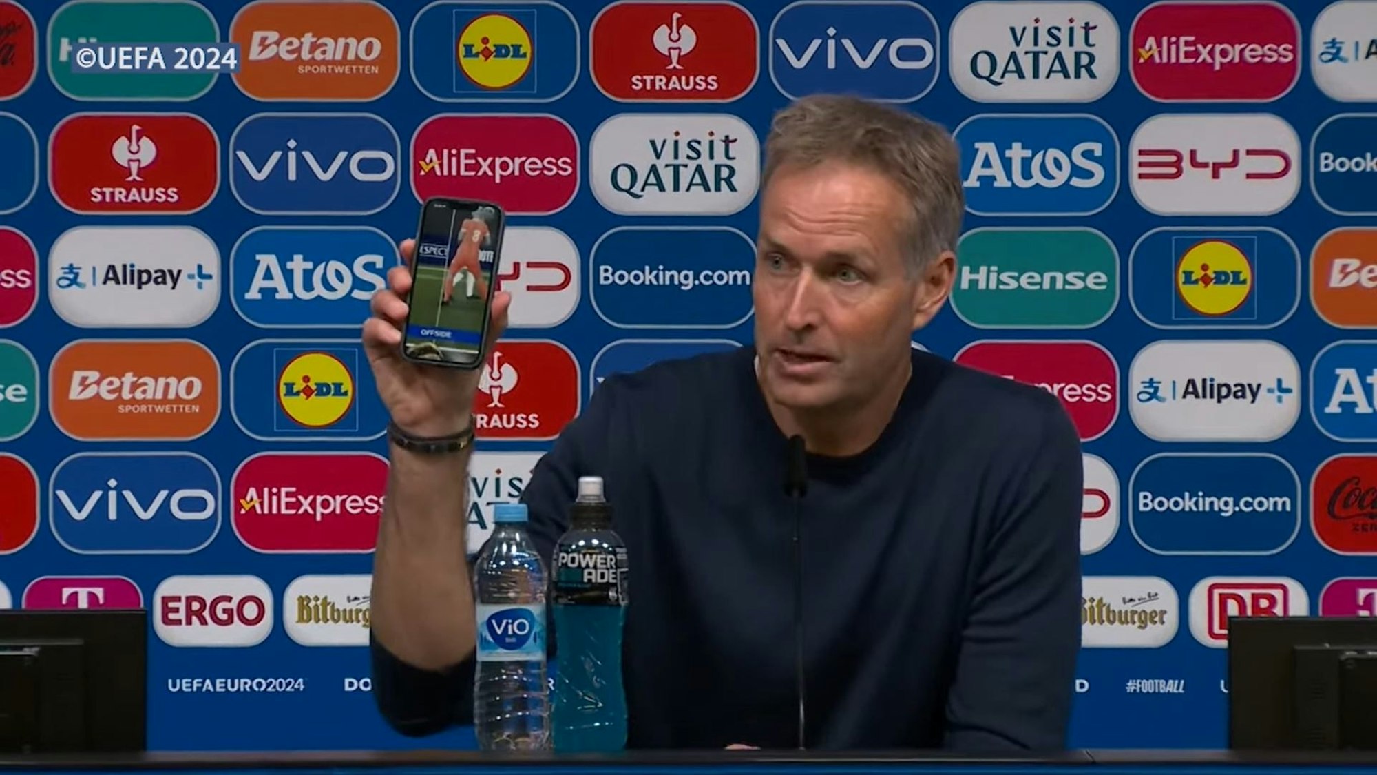 Kasper Hjulmand auf der Pressekonferenz nach dem Achtelfinale zwischen Dänemark und Deutschland bei der EM 2024.