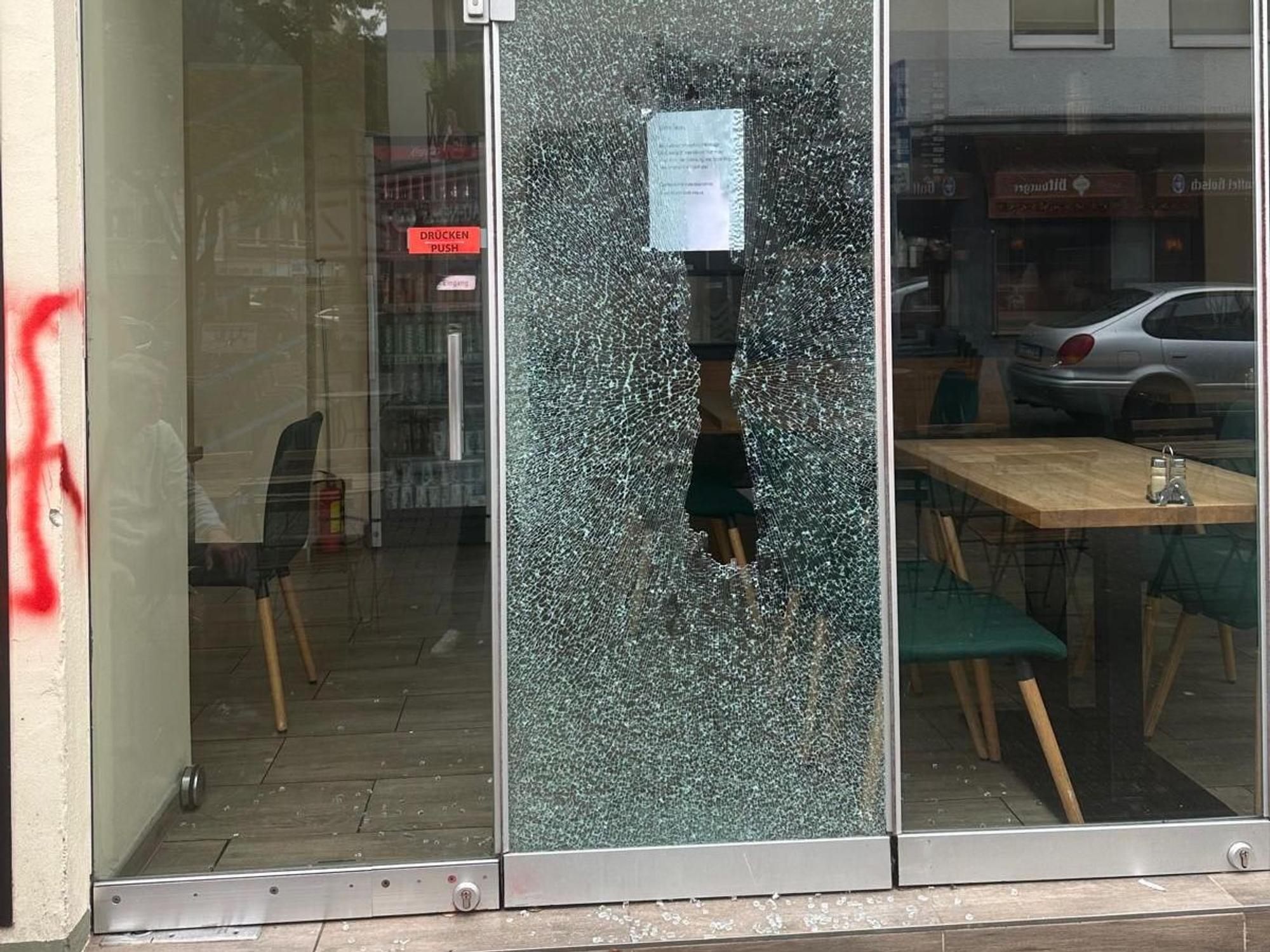 Die Scheiben des Restaurants Grill Haus wurden eingeschmissen.