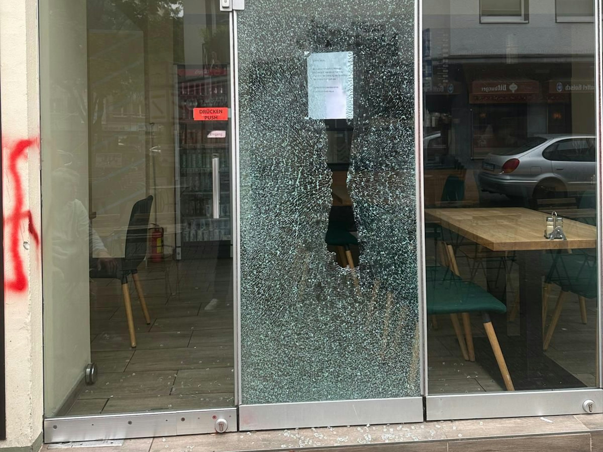 Die Scheiben des Restaurants Grill Haus wurden eingeschmissen.